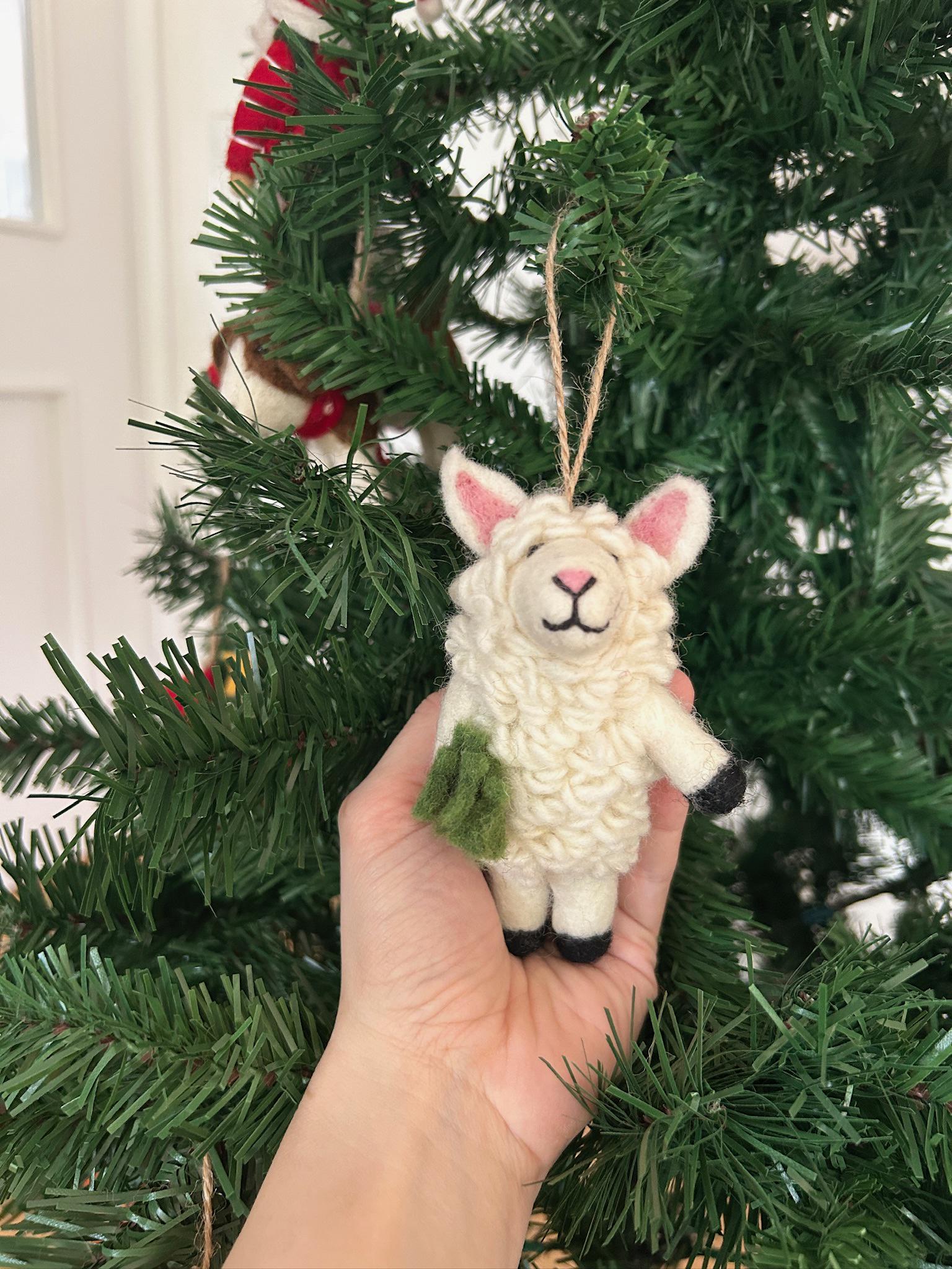 Weihnachtsanhänger Schaf mit Tannenzweig I Christbaumschmuck Weihnachtsdeko I Winter Weihnachtsbaum I Weihnachtsschaf