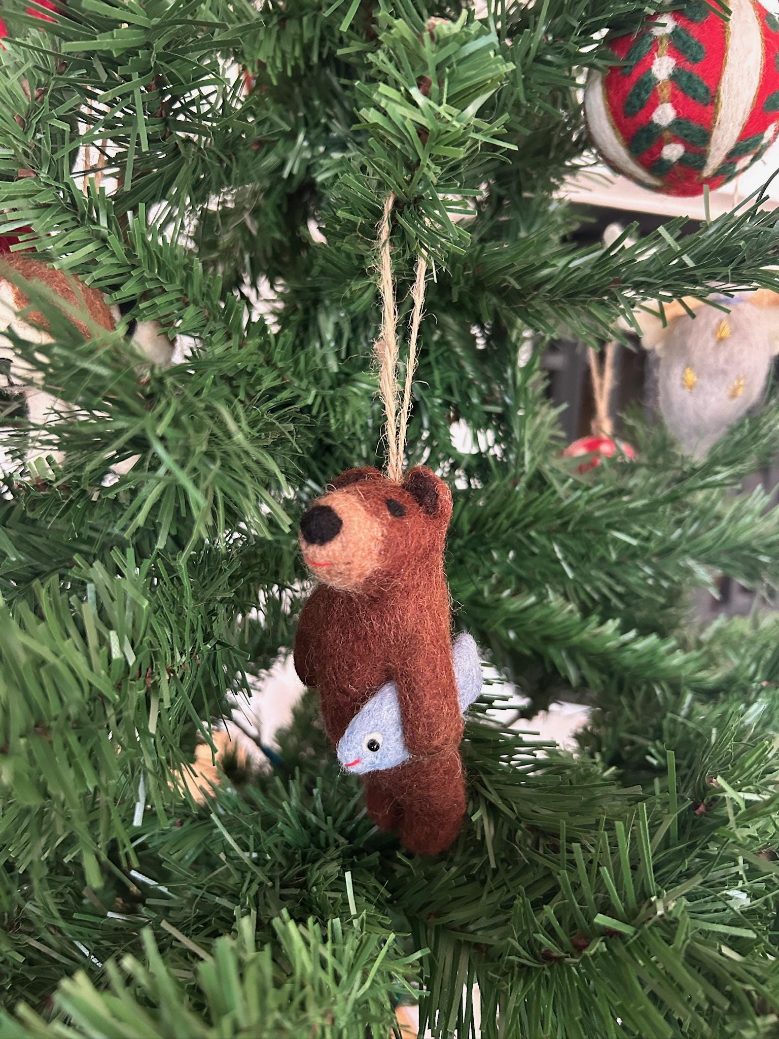 Filzanhänger Bär mit Fisch I Weihnachtsschmuck I Weihnachtsanhänger aus Filz I Weihnachtsbär I Weihnachtsdeko