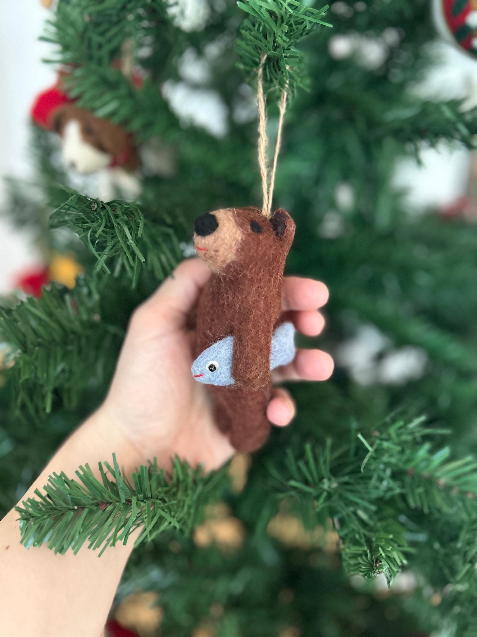 Filzanhänger Bär mit Fisch I Weihnachtsschmuck I Weihnachtsanhänger aus Filz I Weihnachtsbär I Weihnachtsdeko