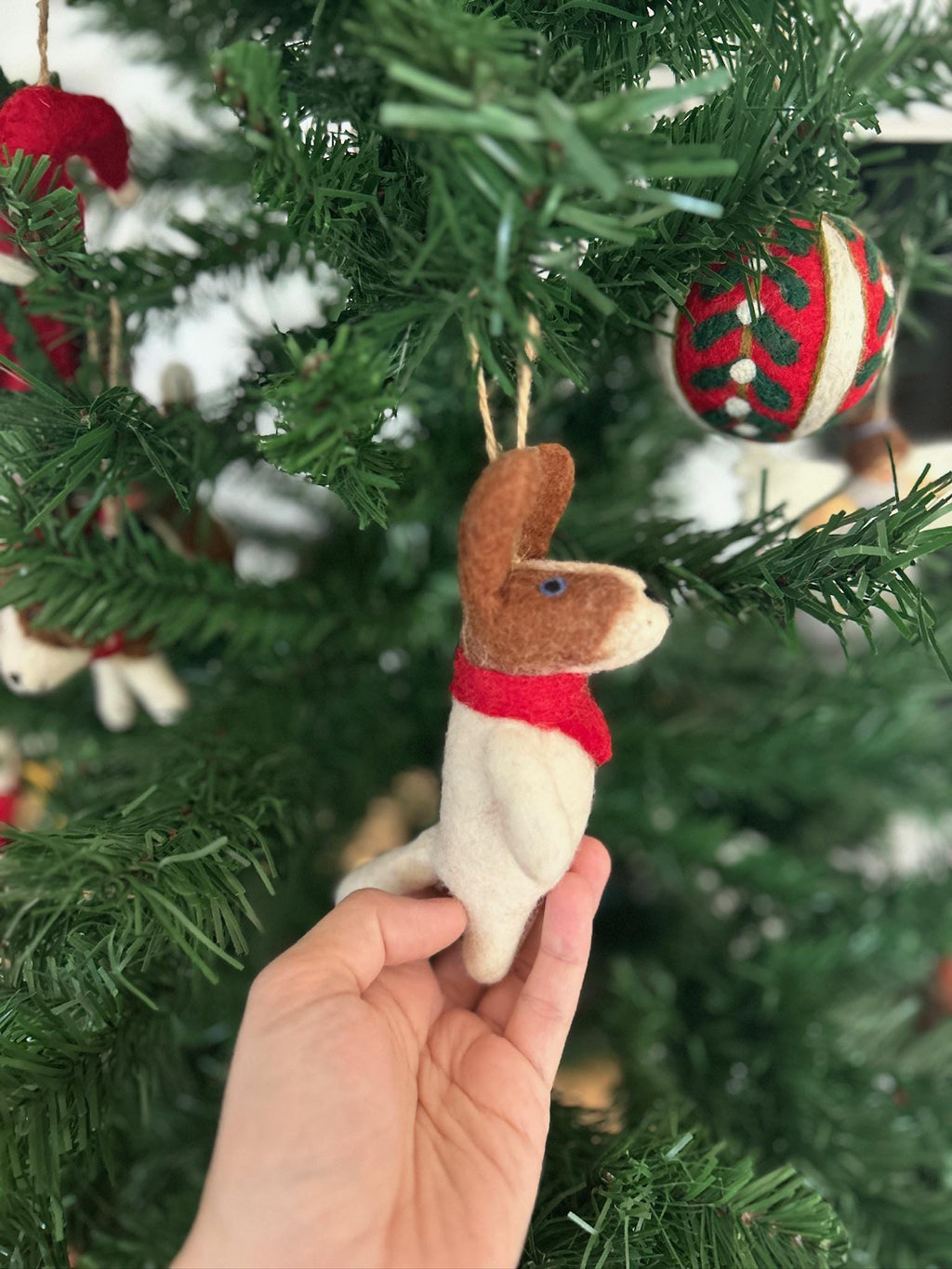 Weihnachtsanhänger Hund braun weiß I Filz Christbaumschmuck I Weihnachtsdeko I Hund mit Halsband und Glocke