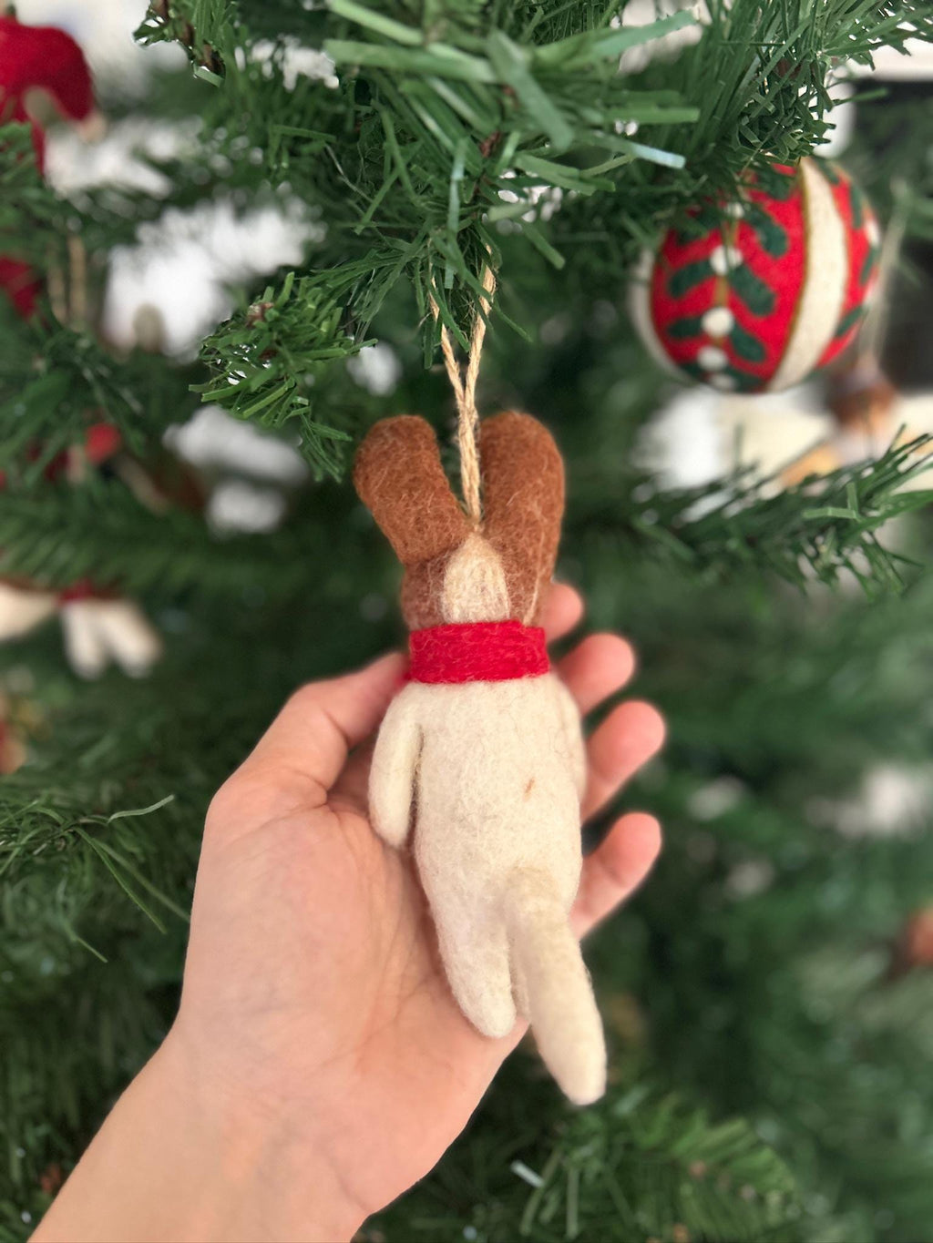 Weihnachtsanhänger Hund braun weiß I Filz Christbaumschmuck I Weihnachtsdeko I Hund mit Halsband und Glocke