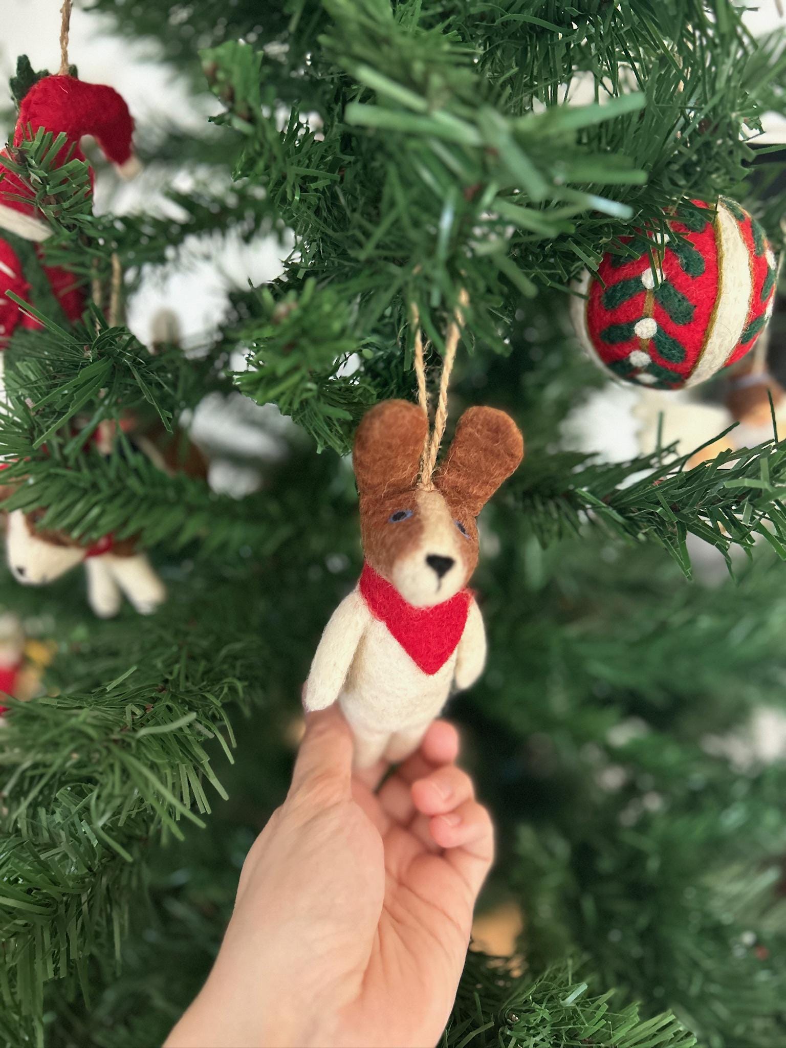 Weihnachtsanhänger Hund braun weiß I Filz Christbaumschmuck I Weihnachtsdeko I Hund mit Halsband und Glocke
