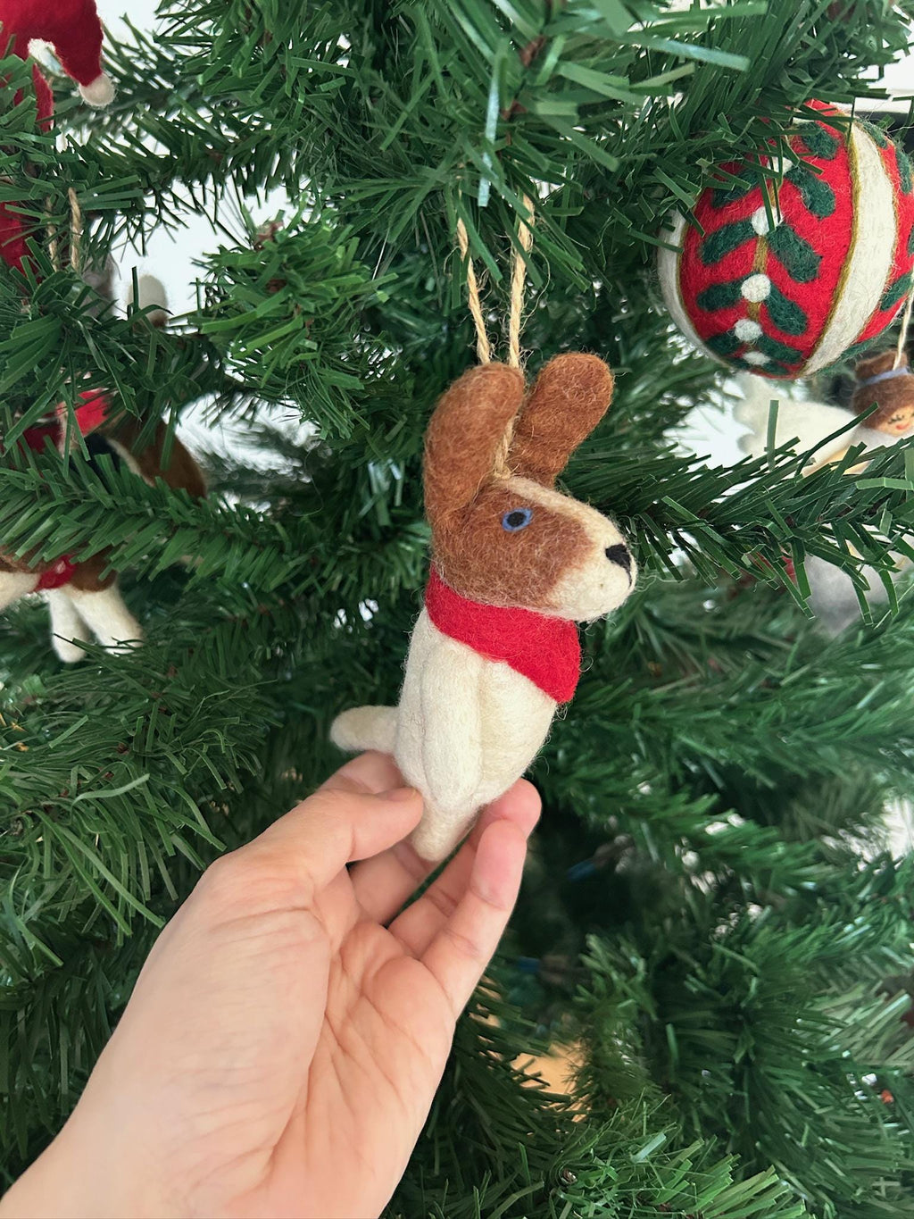 Weihnachtsanhänger Hund braun weiß I Filz Christbaumschmuck I Weihnachtsdeko I Hund mit Halsband und Glocke
