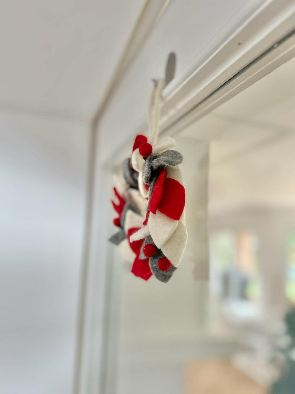 Weihnachten Türkranz Scandi I grau weiß rot Deko I handgemacht I Weihnachtsdeko I Beeren Kranz I Indoor Deko Weihnachten I Filzkranz
