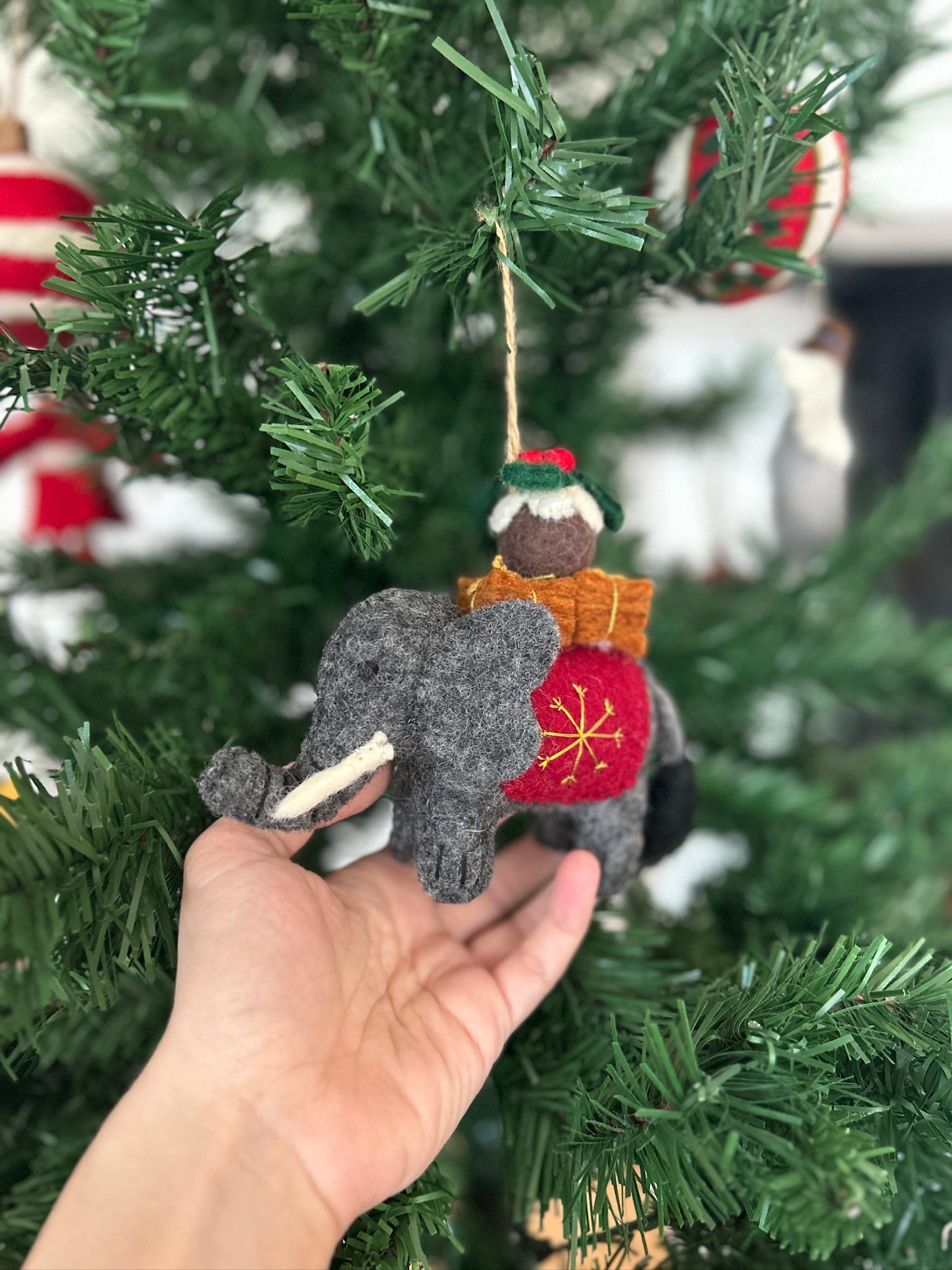 Anhänger Elefant mit Weihnachtsgeschenk I Deko aus Filz I Winter I Weihnachtsbaum I Weihnachtselefant I Anhänger aus Filz I Wildtiere