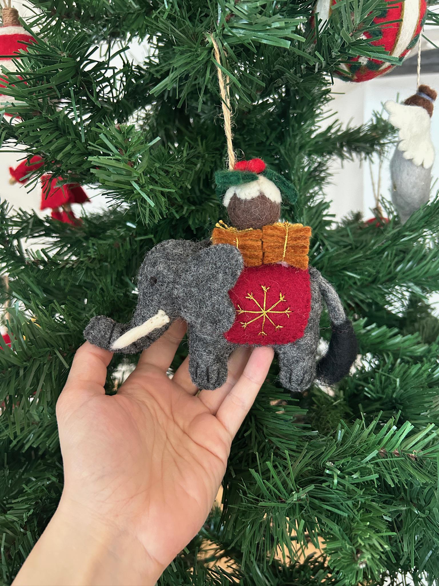 Anhänger Elefant mit Weihnachtsgeschenk I Deko aus Filz I Winter I Weihnachtsbaum I Weihnachtselefant I Anhänger aus Filz I Wildtiere