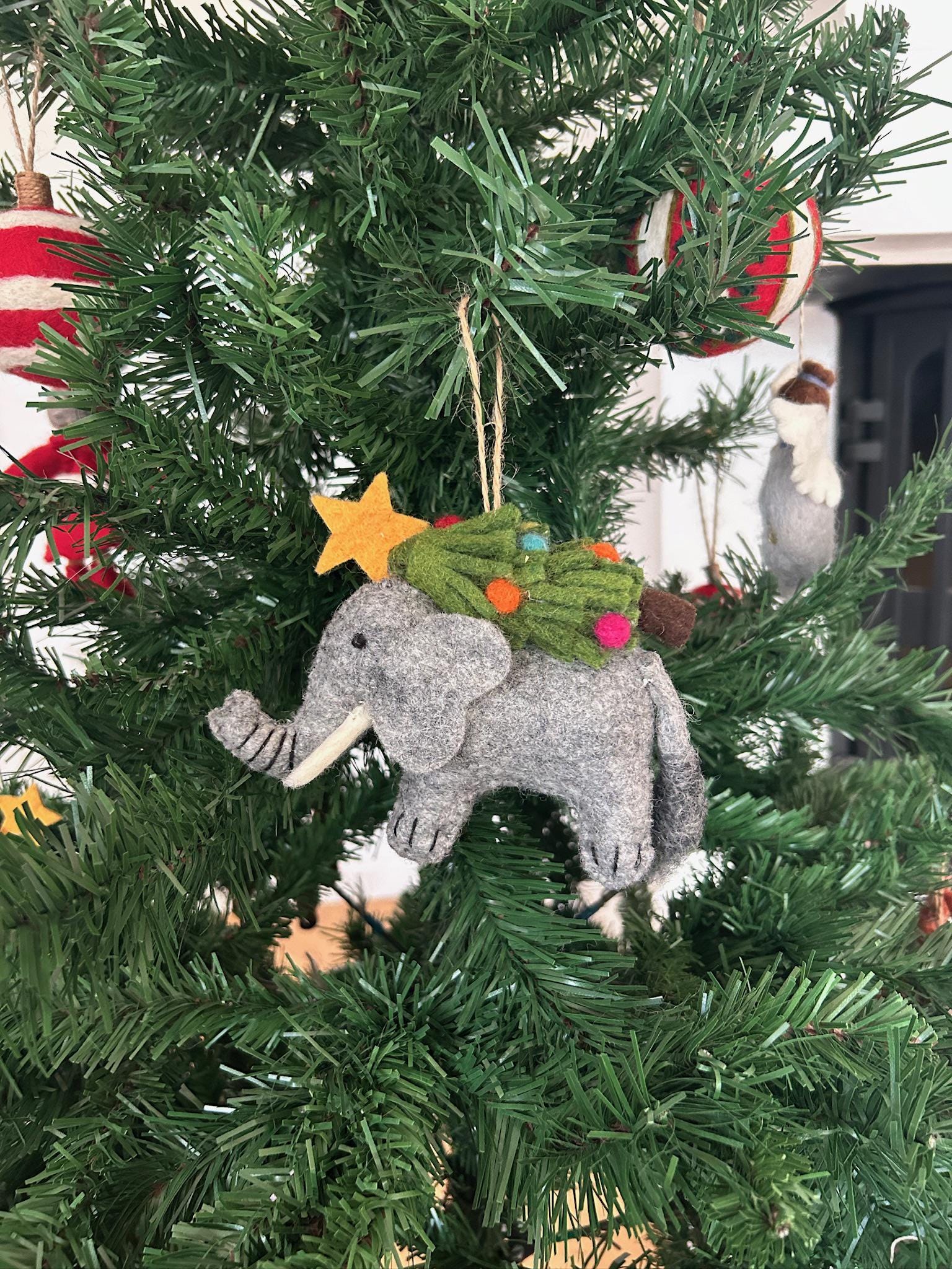 Anhänger Elefant mit Weihnachtsbaum I Deko aus Filz I Winter I Weihnachtsbaum I Weihnachtselefant I Anhänger aus Filz I Wildtiere