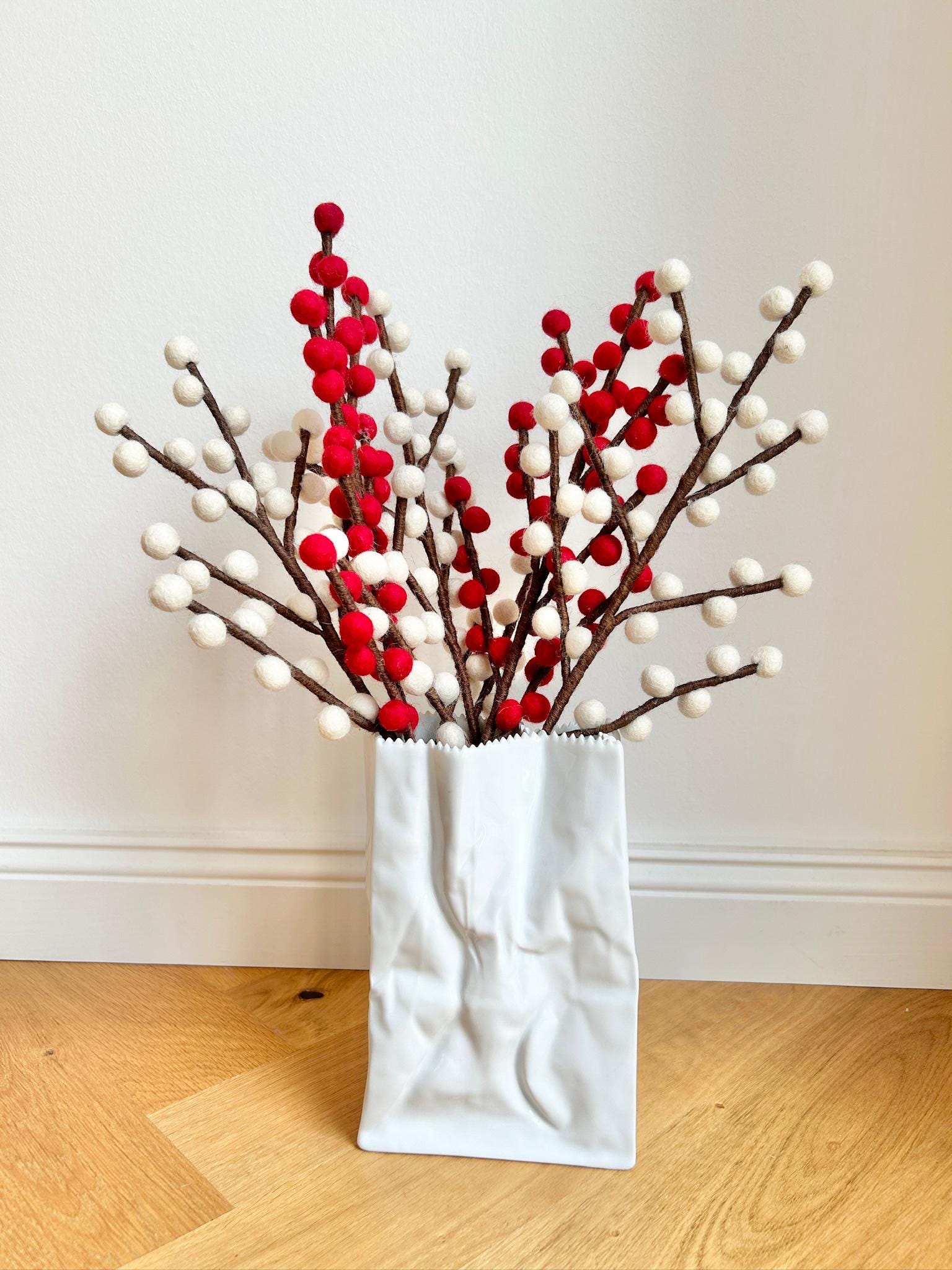 Beerenzweig weiß I handgefilzter Zweig I Dekoration I Blumenstrauß I Winterbeere I Schneebeere