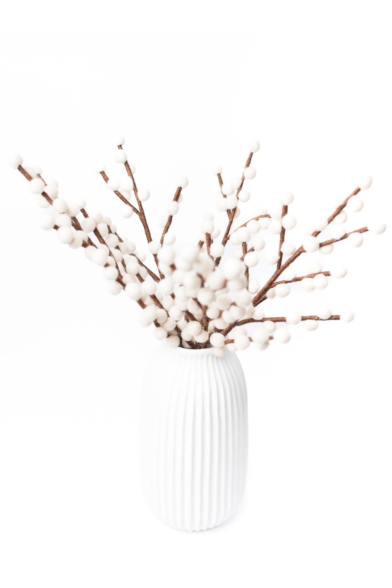 Beerenzweig weiß I handgefilzter Zweig I Dekoration I Blumenstrauß I Winterbeere I Schneebeere