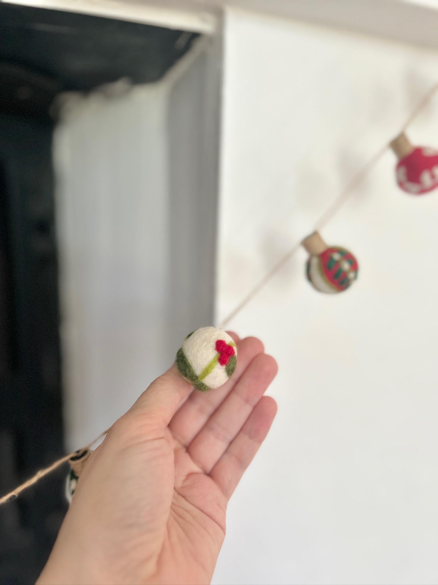 Weihnachtsgirlande Kugeln I Christbaumkugeln I Bestickte Kugeln I KugelgirlandeI aus Filz handgemacht I Weihnachtsdeko I Christmas