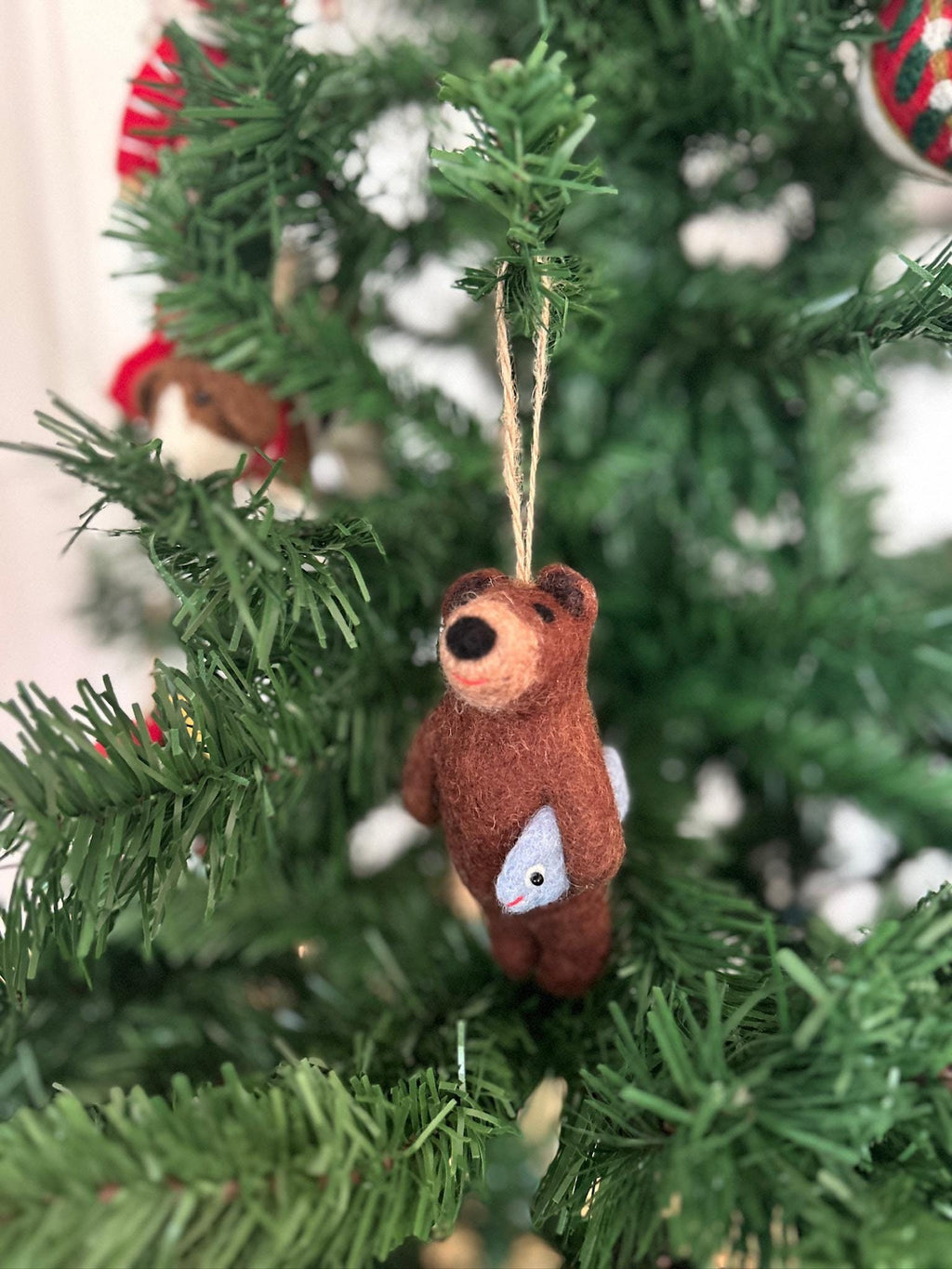 Filzanhänger Bär mit Fisch I Weihnachtsschmuck I Weihnachtsanhänger aus Filz I Weihnachtsbär I Weihnachtsdeko