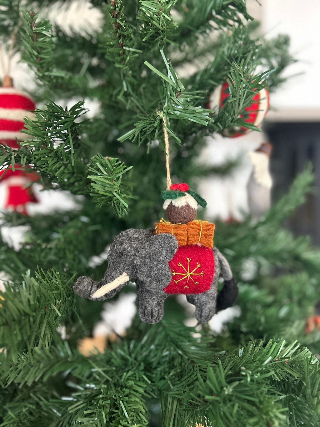 Anhänger Elefant mit Weihnachtsgeschenk I Deko aus Filz I Winter I Weihnachtsbaum I Weihnachtselefant I Anhänger aus Filz I Wildtiere