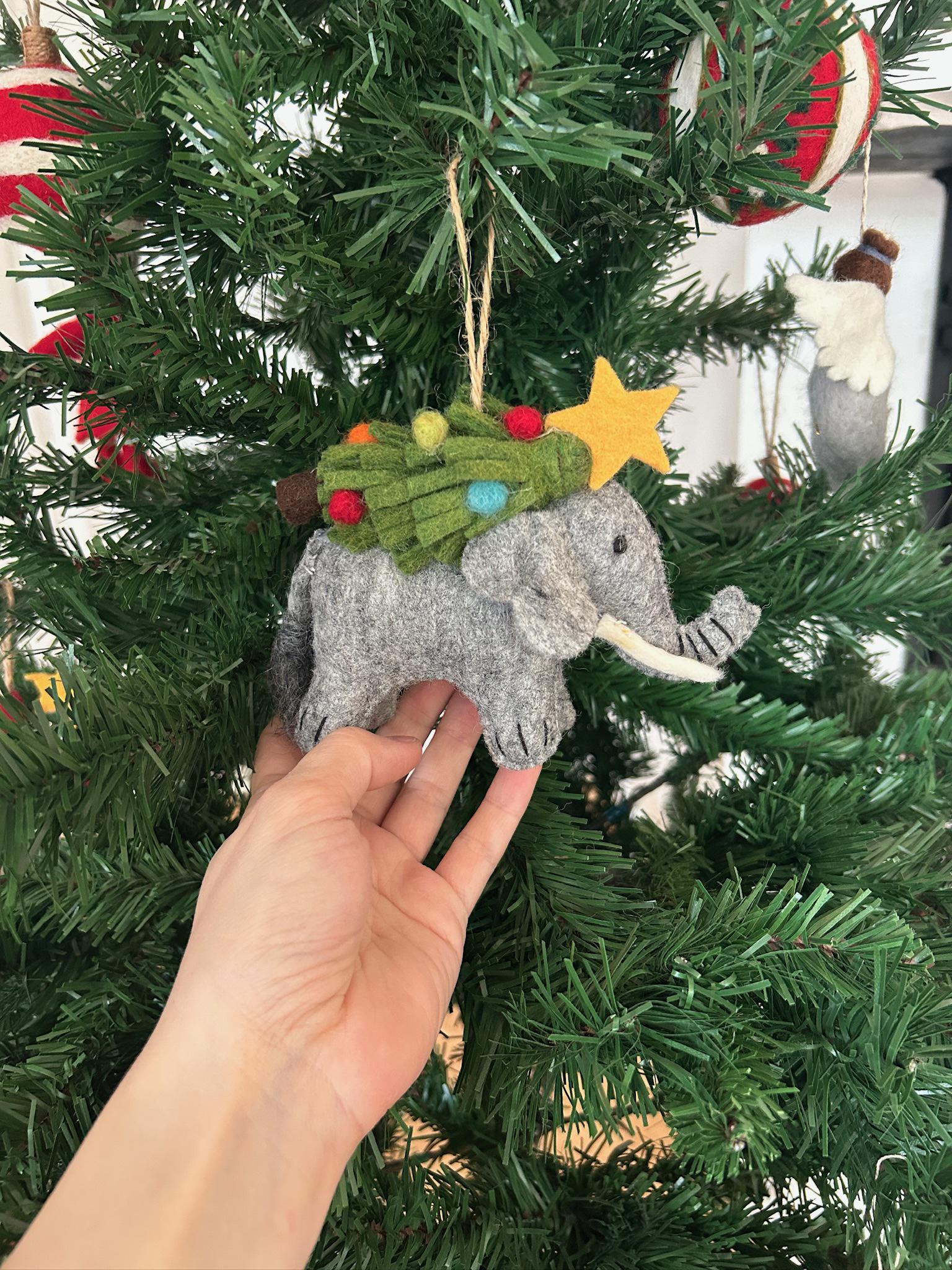 Anhänger Elefant mit Weihnachtsbaum I Deko aus Filz I Winter I Weihnachtsbaum I Weihnachtselefant I Anhänger aus Filz I Wildtiere