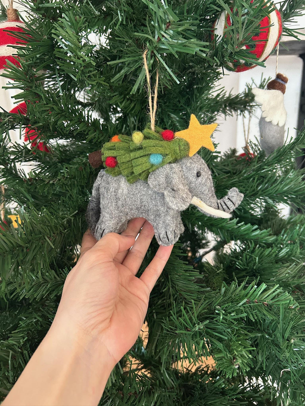 Anhänger Elefant mit Weihnachtsbaum I Deko aus Filz I Winter I Weihnachtsbaum I Weihnachtselefant I Anhänger aus Filz I Wildtiere
