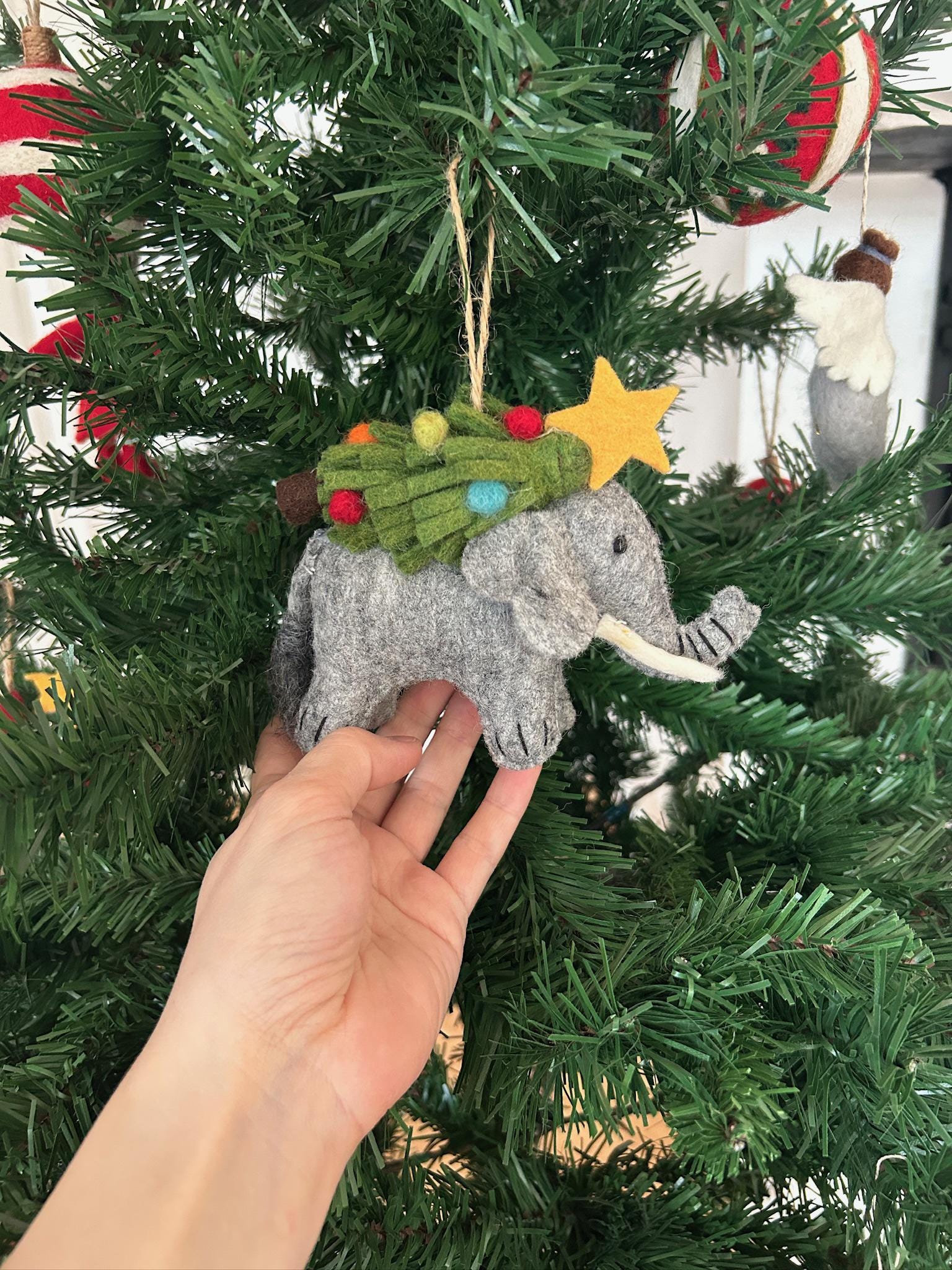 Anhänger Elefant mit Weihnachtsbaum I Deko aus Filz I Winter I Weihnachtsbaum I Weihnachtselefant I Anhänger aus Filz I Wildtiere