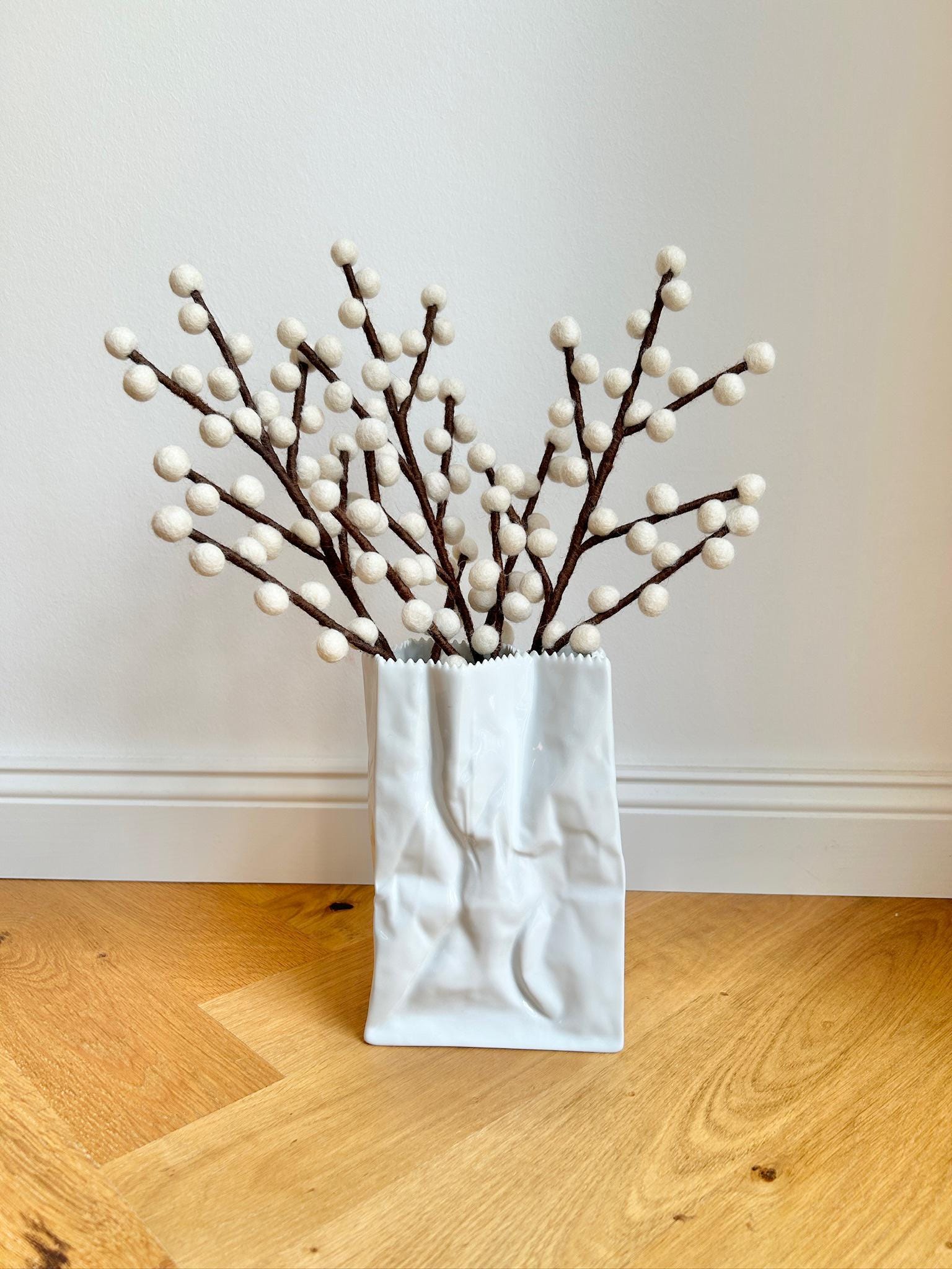 Beerenzweig weiß I handgefilzter Zweig I Dekoration I Blumenstrauß I Winterbeere I Schneebeere
