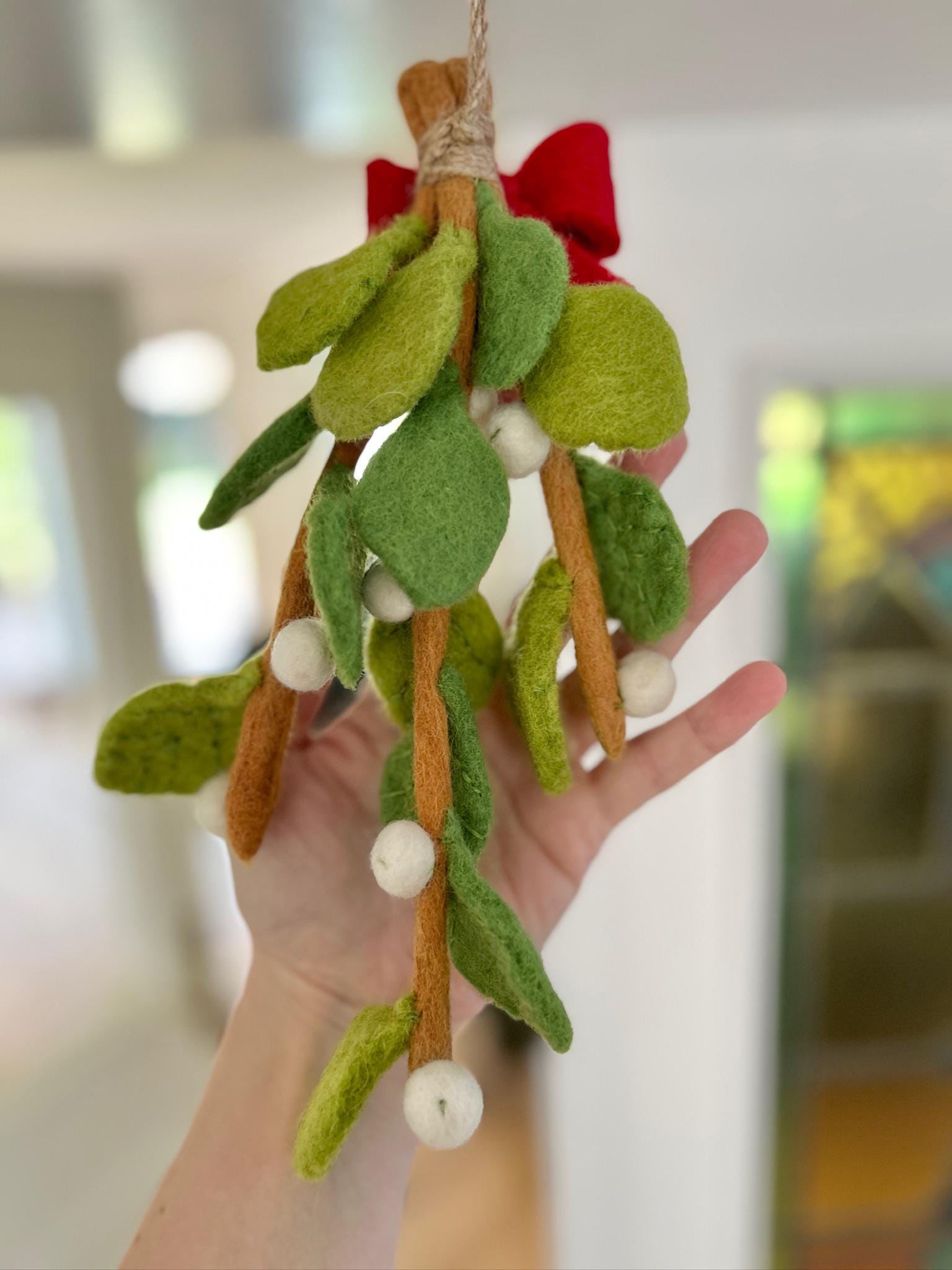 Mistelzweig mit roter Schleife aus Filz I handgefilzt aus Wolle I Fensterdeko I Weihnachtsdeko I Beerenzweig I Weihnachtsanhänger aus Filz