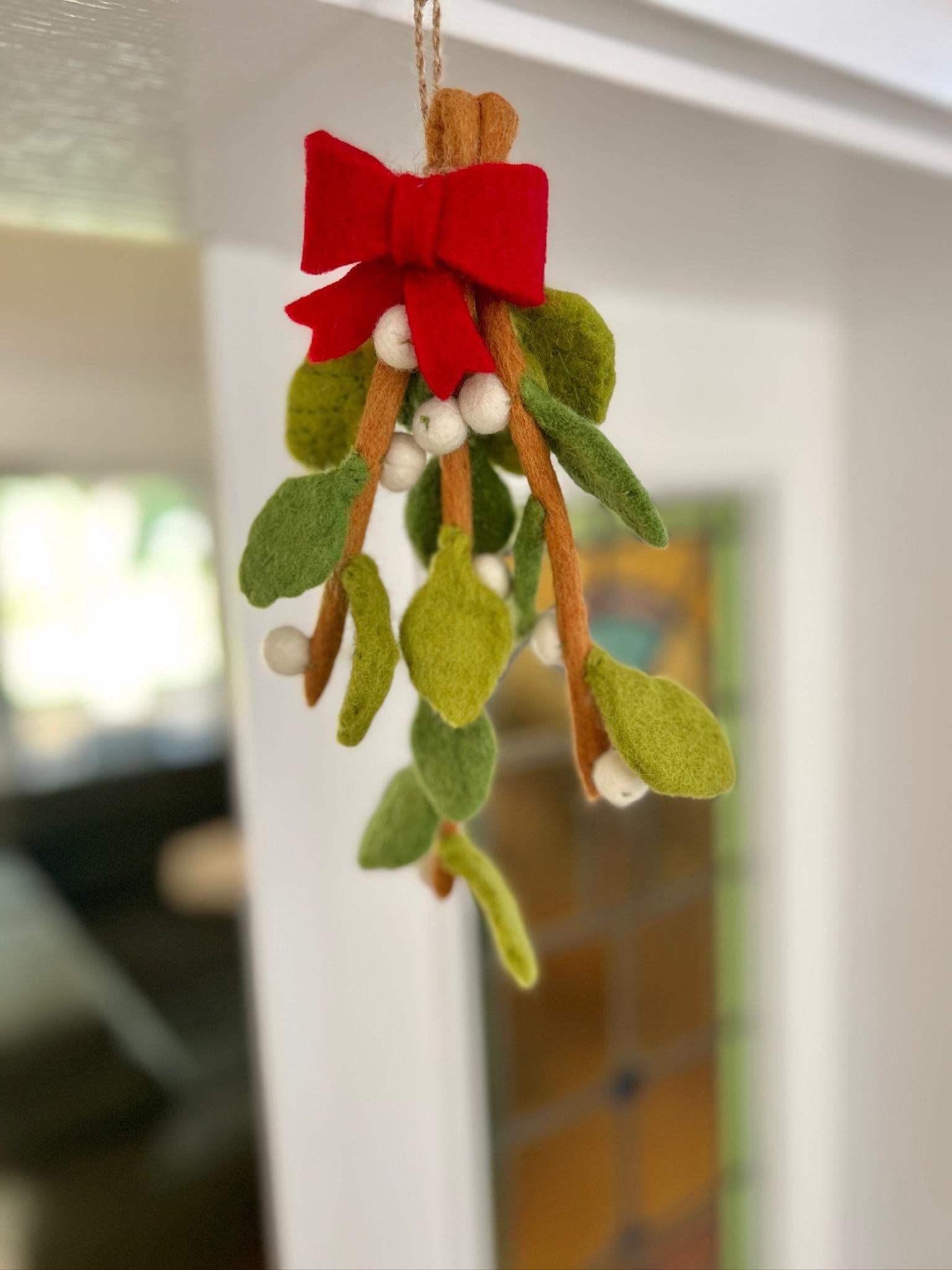 Mistelzweig mit roter Schleife aus Filz I handgefilzt aus Wolle I Fensterdeko I Weihnachtsdeko I Beerenzweig I Weihnachtsanhänger aus Filz