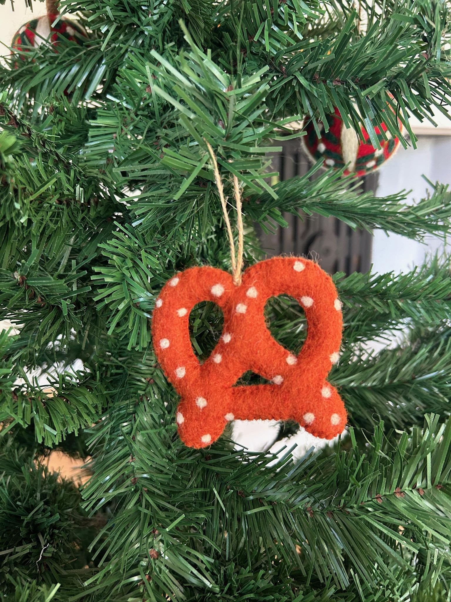 Anhänger Breze I Brezel Aufhänger I Christbaumschmuck Weihnachtsdeko I Winter Weihnachtsbaum I Frühlingsdeko I Blumendekoration