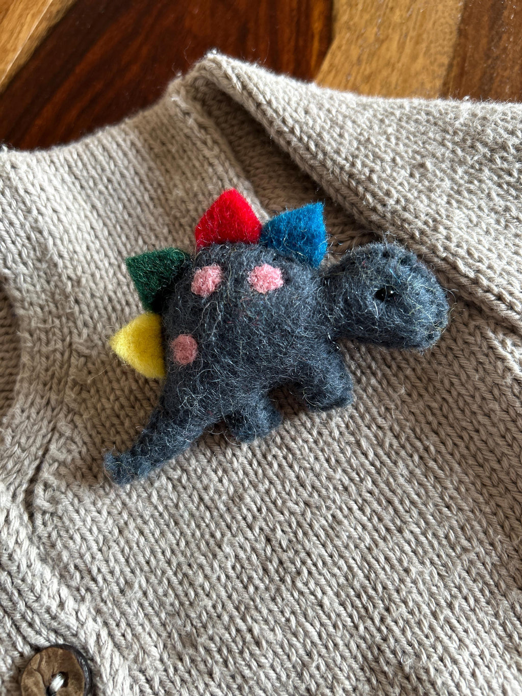 Filz Anstecker Brosche Dinosaurier Stegosaurus Urzeit