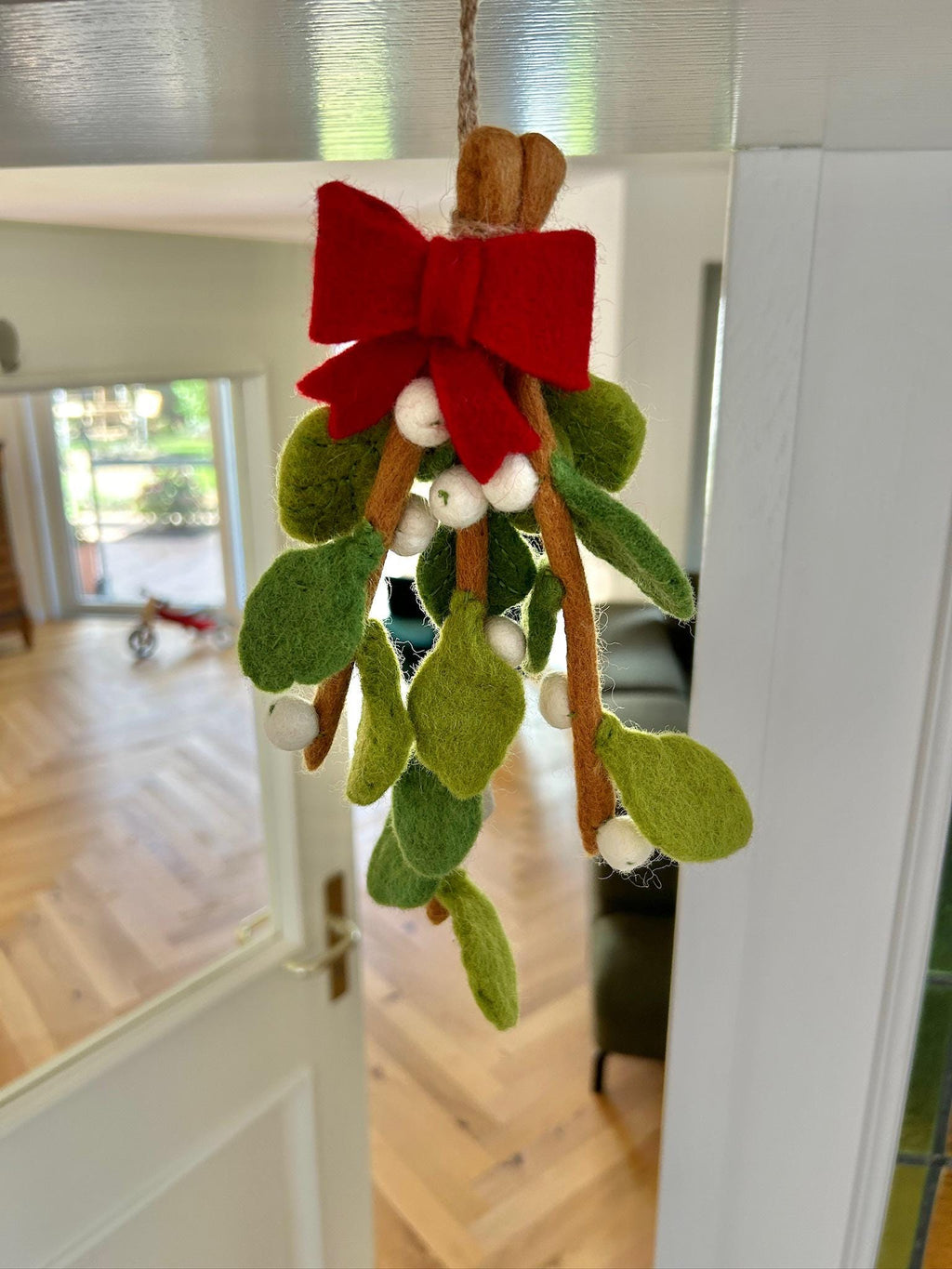 Mistelzweig mit roter Schleife aus Filz I handgefilzt aus Wolle I Fensterdeko I Weihnachtsdeko I Beerenzweig I Weihnachtsanhänger aus Filz