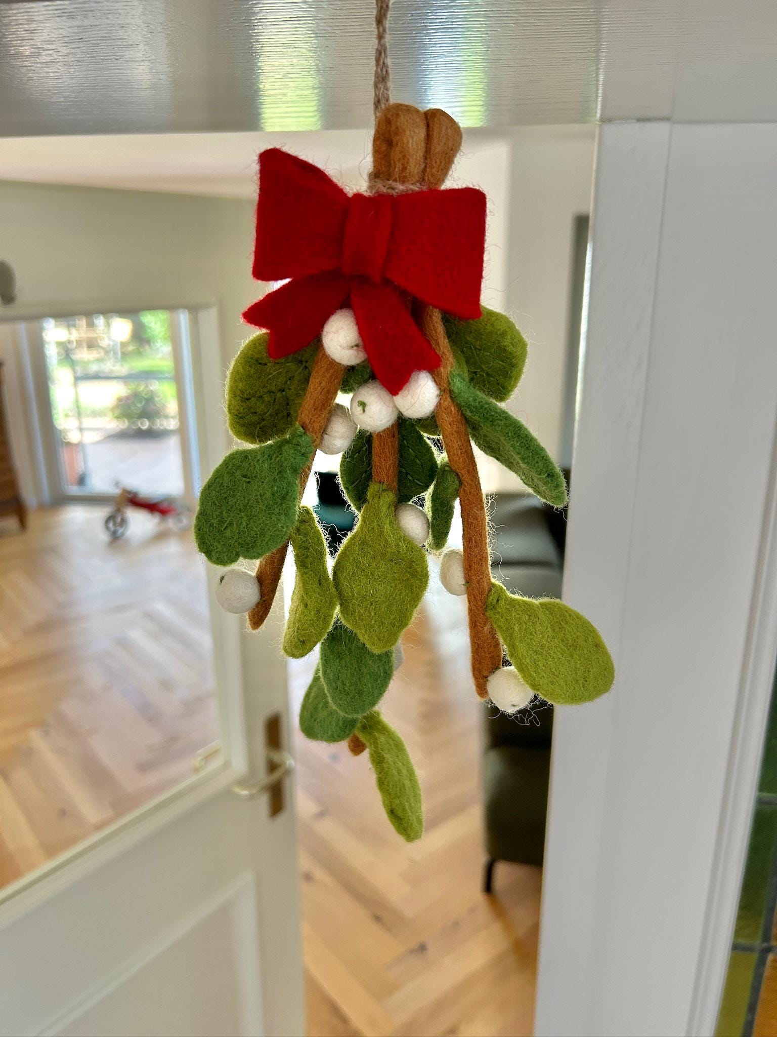 Mistelzweig mit roter Schleife aus Filz I handgefilzt aus Wolle I Fensterdeko I Weihnachtsdeko I Beerenzweig I Weihnachtsanhänger aus Filz