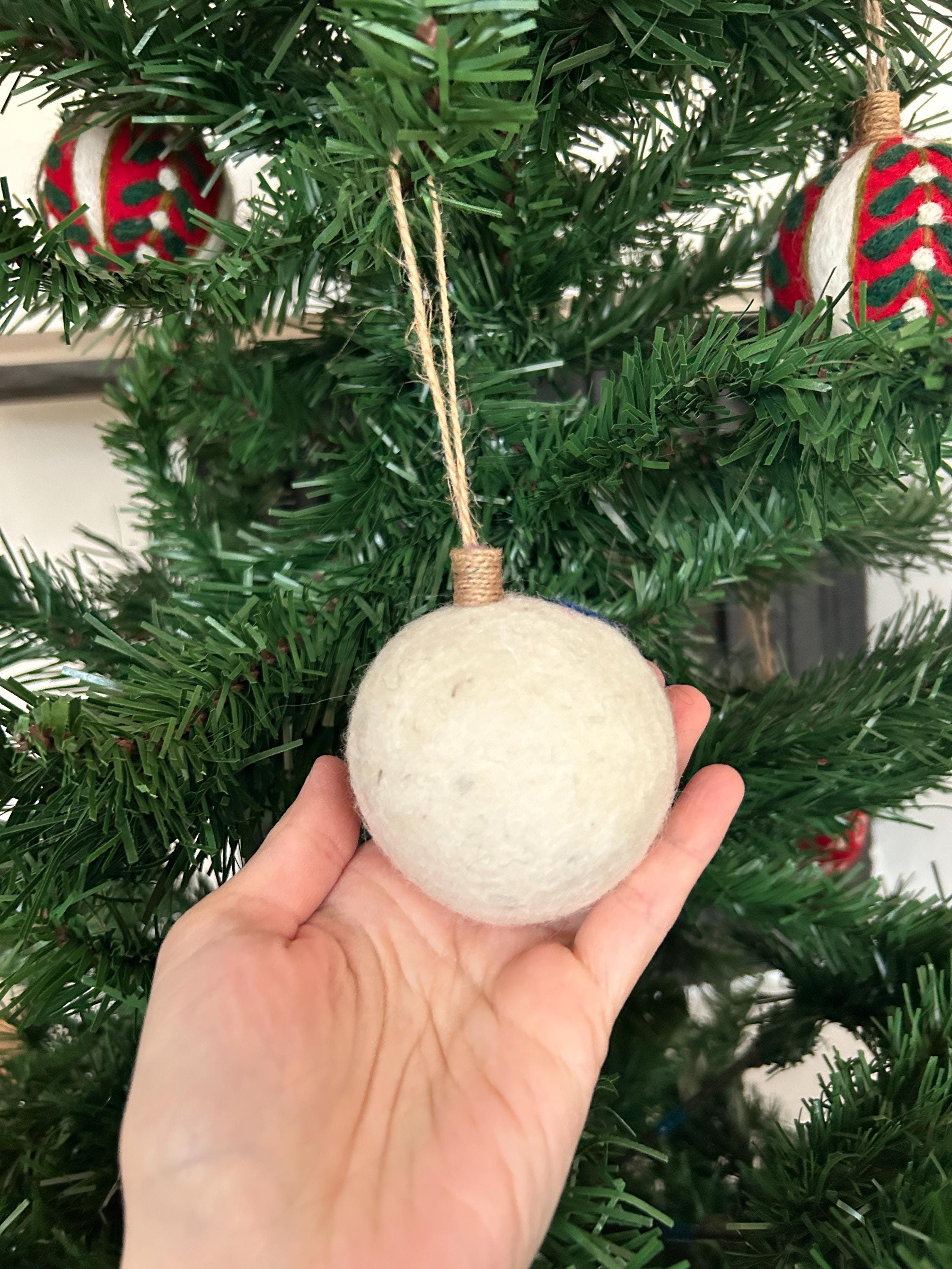 Weihnachtskugel Filz handgemacht I Weihnachtsdeko I Anhänger I Blaumeise Deko I Weihnachtsschmuck I Christbaumkuge Stechpalme Kugel Filz
