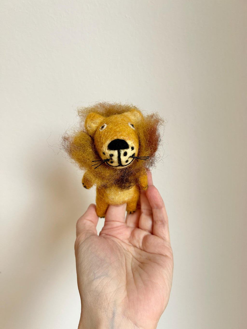Niedliche Fingerpuppe Löwe aus Filz I Fingerspiel I Wildtiere I Spielzeug Montessori I Geschichten erzählen I Dschungel