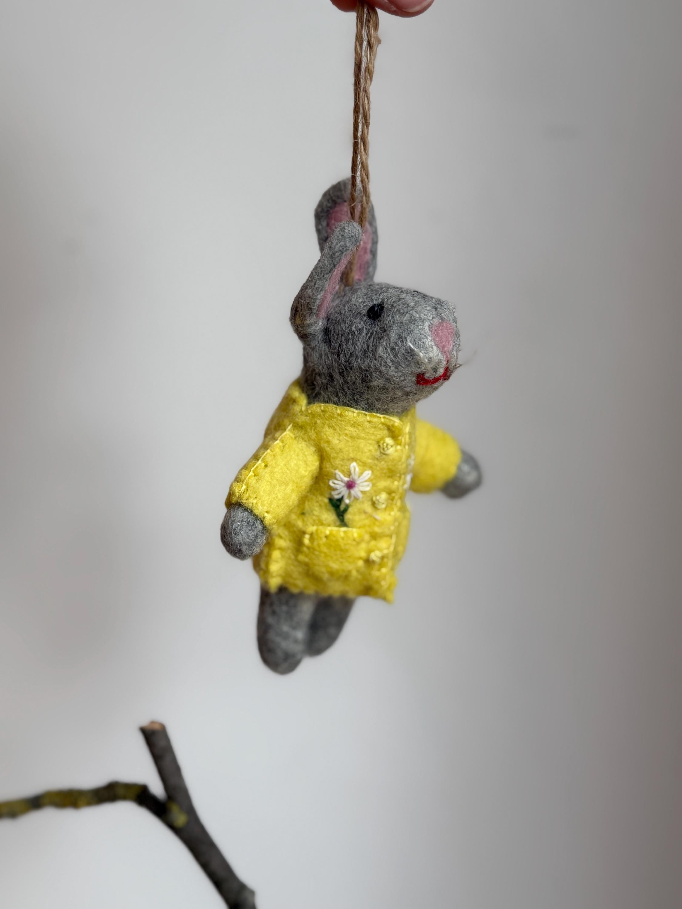 Anhänger Hase mit bestickter Jacke I Osterschmuck I Osterdeko I I Osterstrauß I Filzdeko Ostern I Osterhase I Frühling