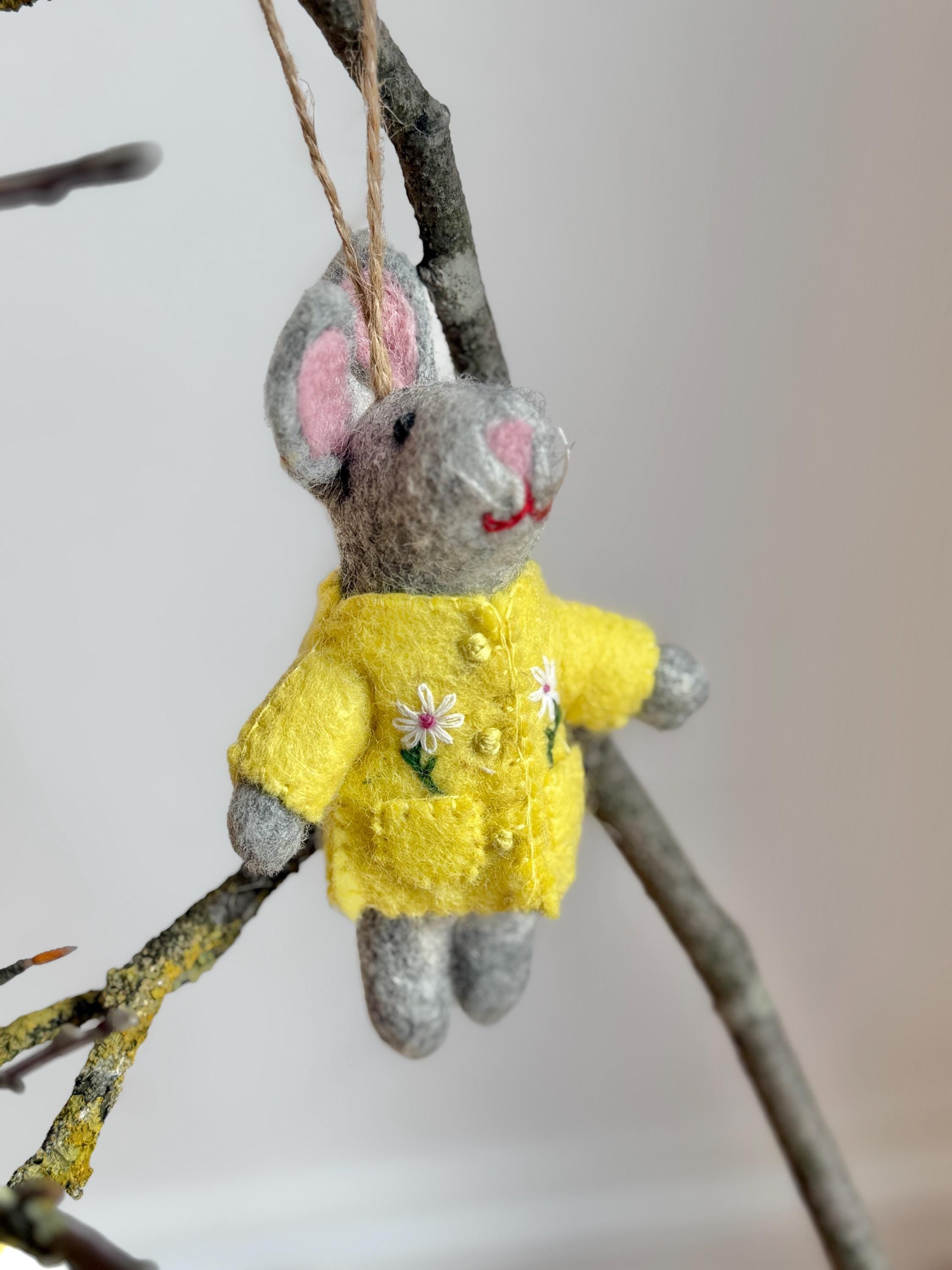 Anhänger Hase mit bestickter Jacke I Osterschmuck I Osterdeko I I Osterstrauß I Filzdeko Ostern I Osterhase I Frühling