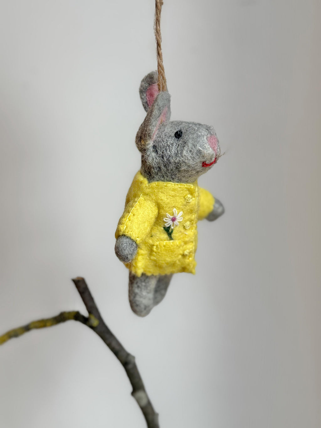 Anhänger Hase mit bestickter Jacke I Osterschmuck I Osterdeko I I Osterstrauß I Filzdeko Ostern I Osterhase I Frühling