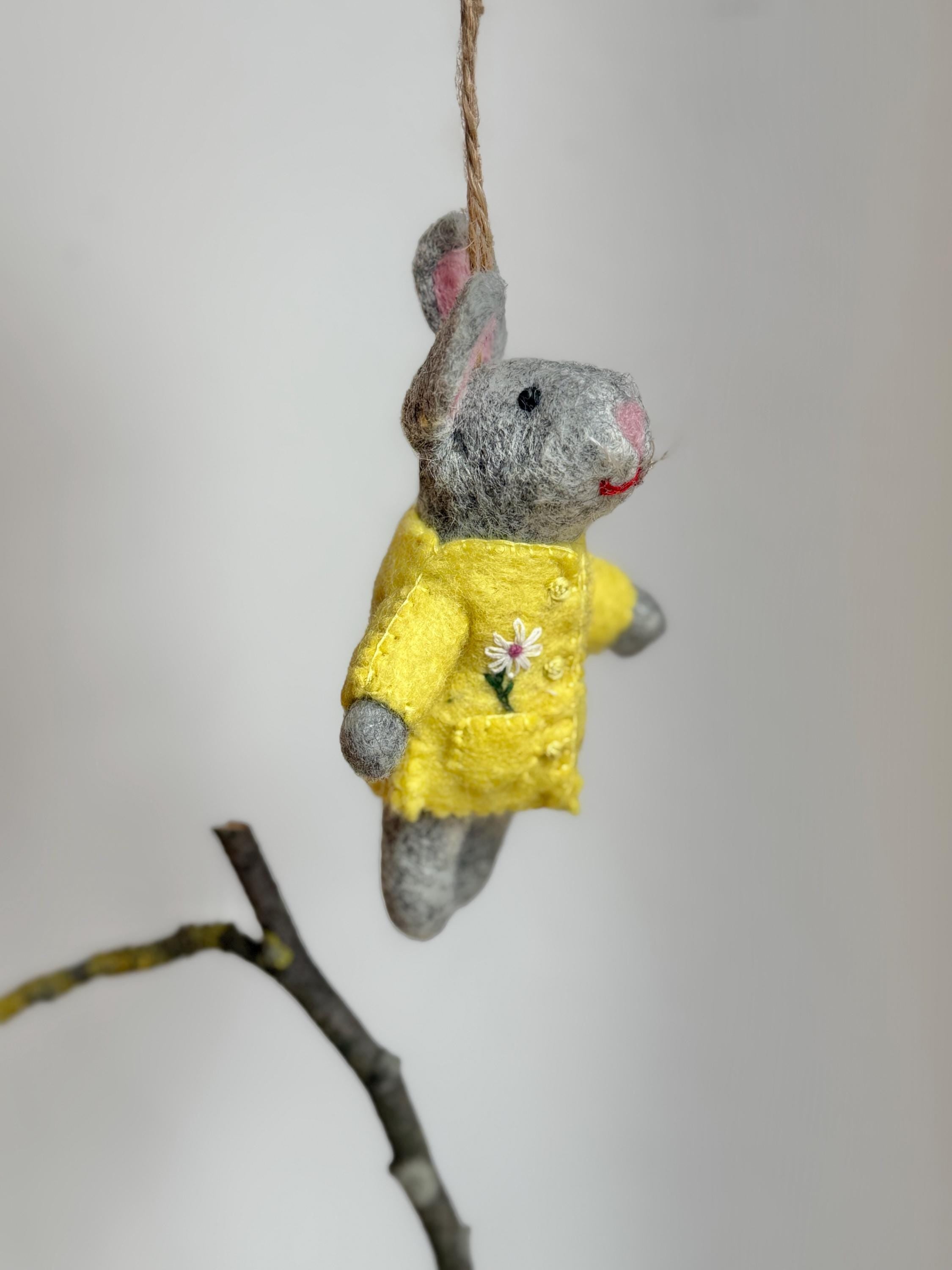 Anhänger Hase mit bestickter Jacke I Osterschmuck I Osterdeko I I Osterstrauß I Filzdeko Ostern I Osterhase I Frühling