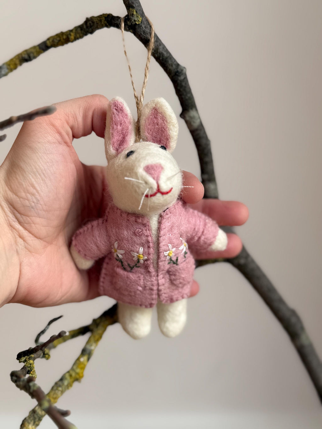 Anhänger Hase mit bestickter Jacke I Osterschmuck I Osterdeko I I Osterstrauß I Filzdeko Ostern I Osterhase I Frühling