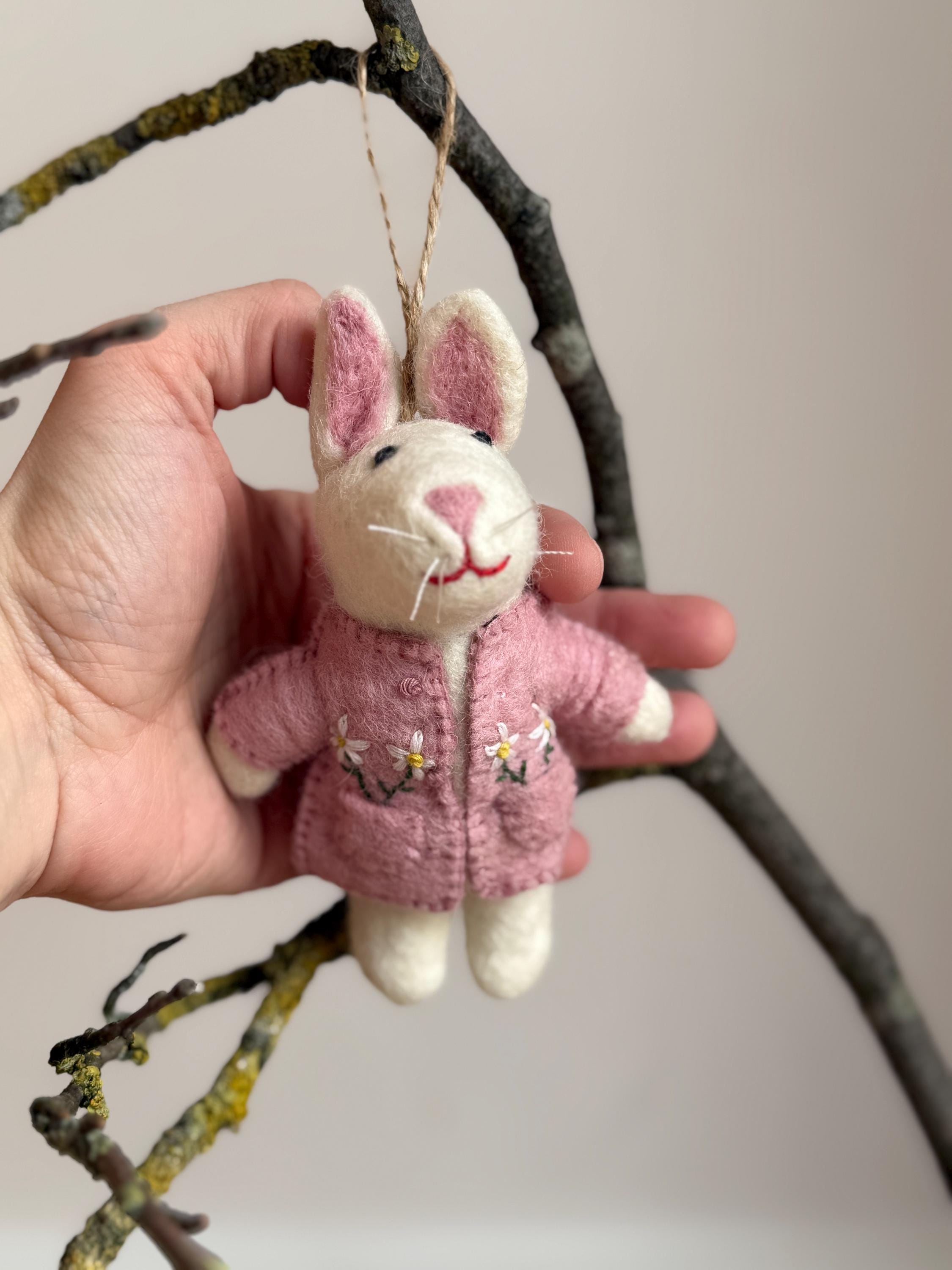 Anhänger Hase mit bestickter Jacke I Osterschmuck I Osterdeko I I Osterstrauß I Filzdeko Ostern I Osterhase I Frühling