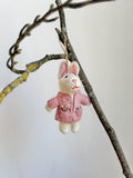 Anhänger Hase mit bestickter Jacke I Osterschmuck I Osterdeko I I Osterstrauß I Filzdeko Ostern I Osterhase I Frühling