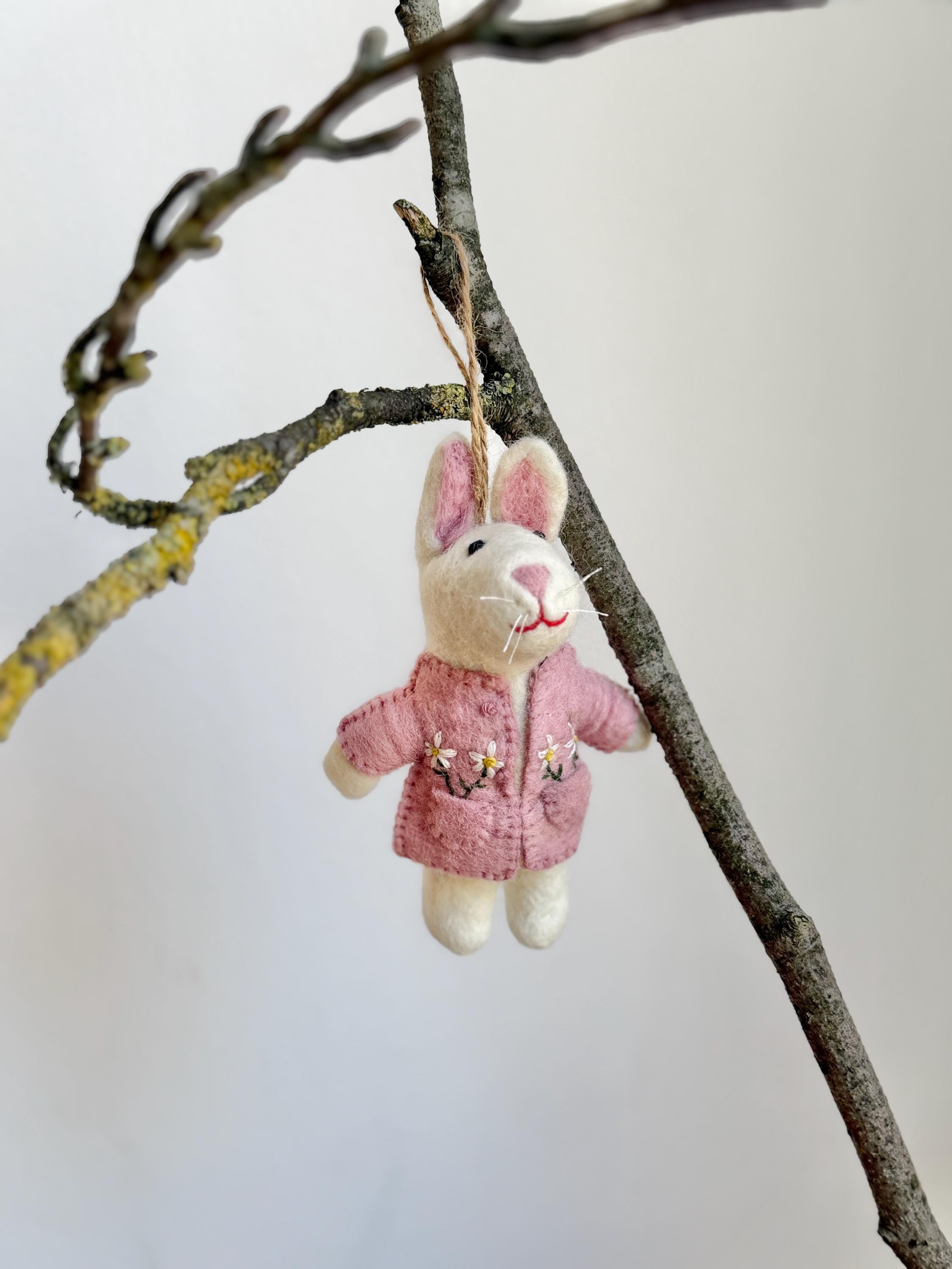 Anhänger Hase mit bestickter Jacke I Osterschmuck I Osterdeko I I Osterstrauß I Filzdeko Ostern I Osterhase I Frühling