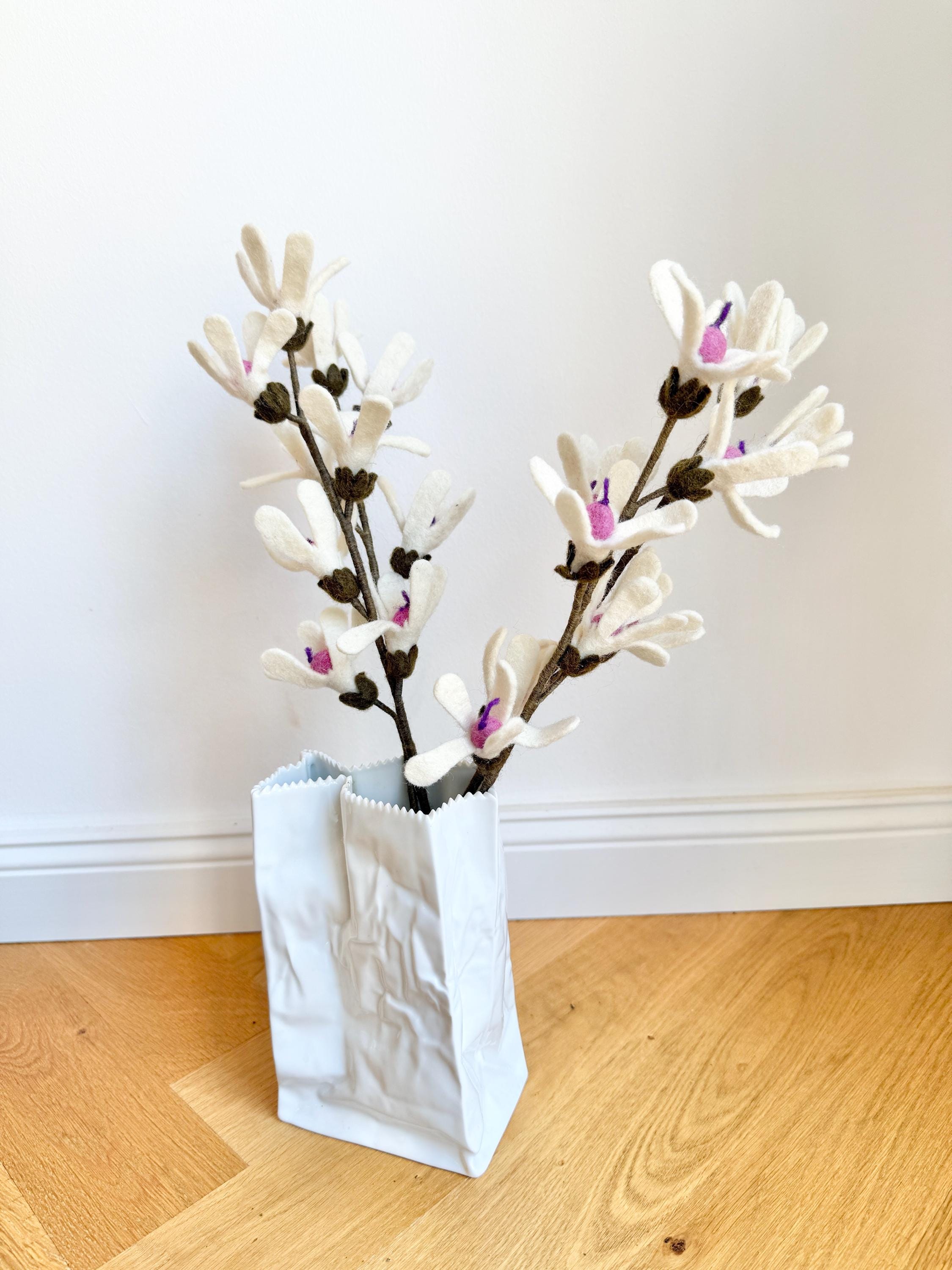 Gefilzter Forsythien-Ast I Deko Blume aus Filz I Osterdeko I handgefilzter Zweig I Dekoration I Blumenstrauß I Filz Zweig I Frühlingsblüher