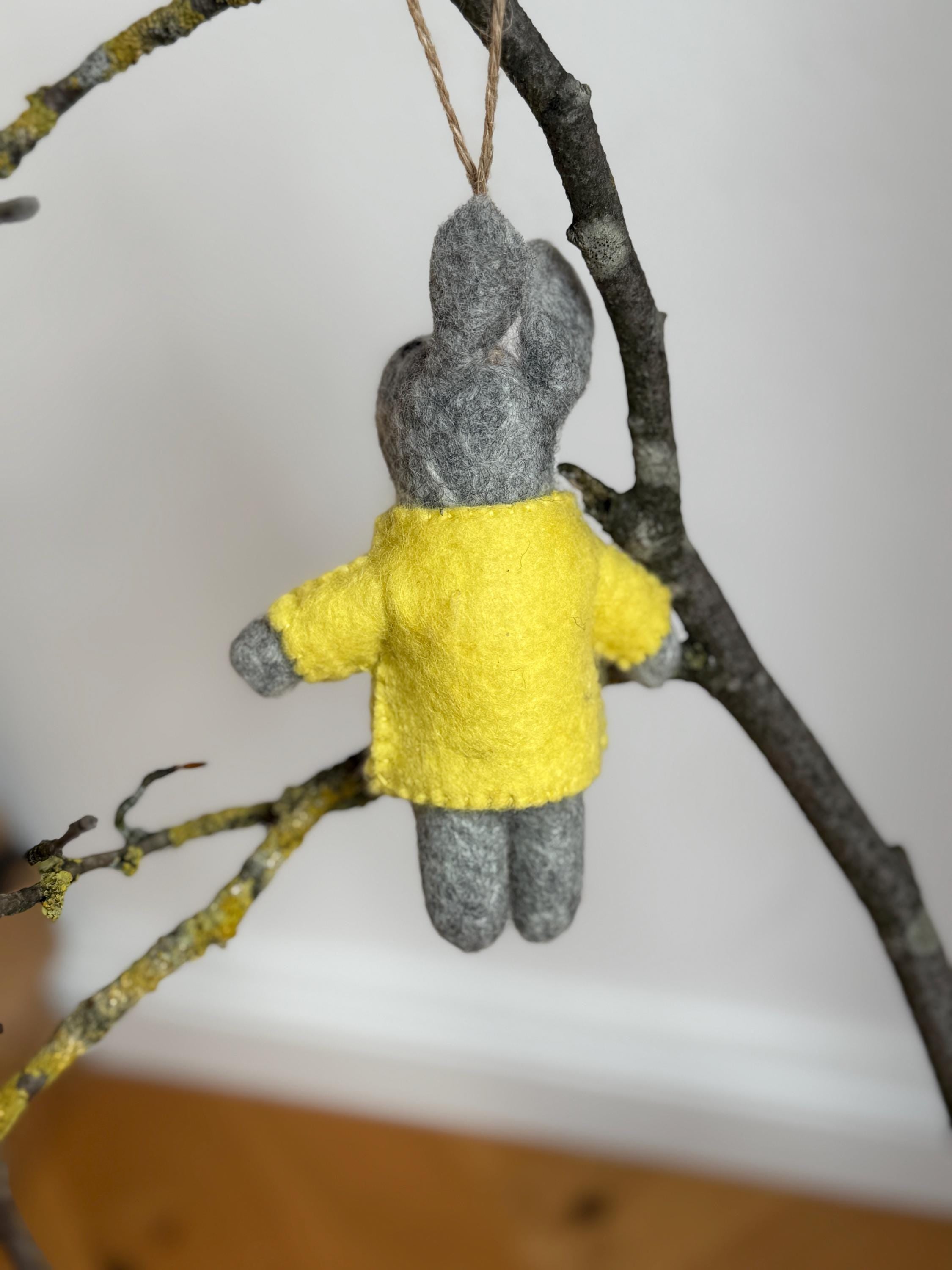 Anhänger Hase mit bestickter Jacke I Osterschmuck I Osterdeko I I Osterstrauß I Filzdeko Ostern I Osterhase I Frühling