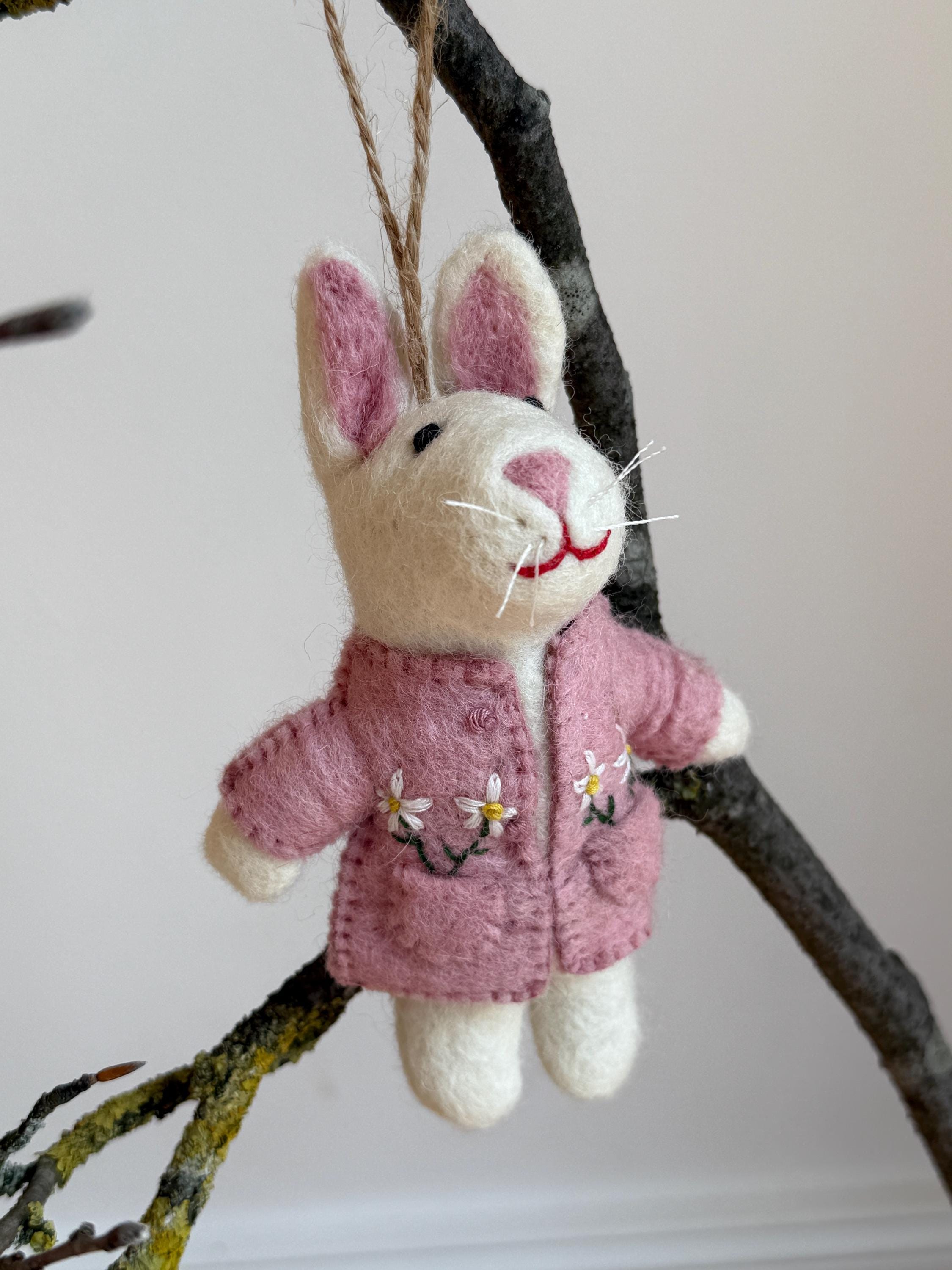 Anhänger Hase mit bestickter Jacke I Osterschmuck I Osterdeko I I Osterstrauß I Filzdeko Ostern I Osterhase I Frühling