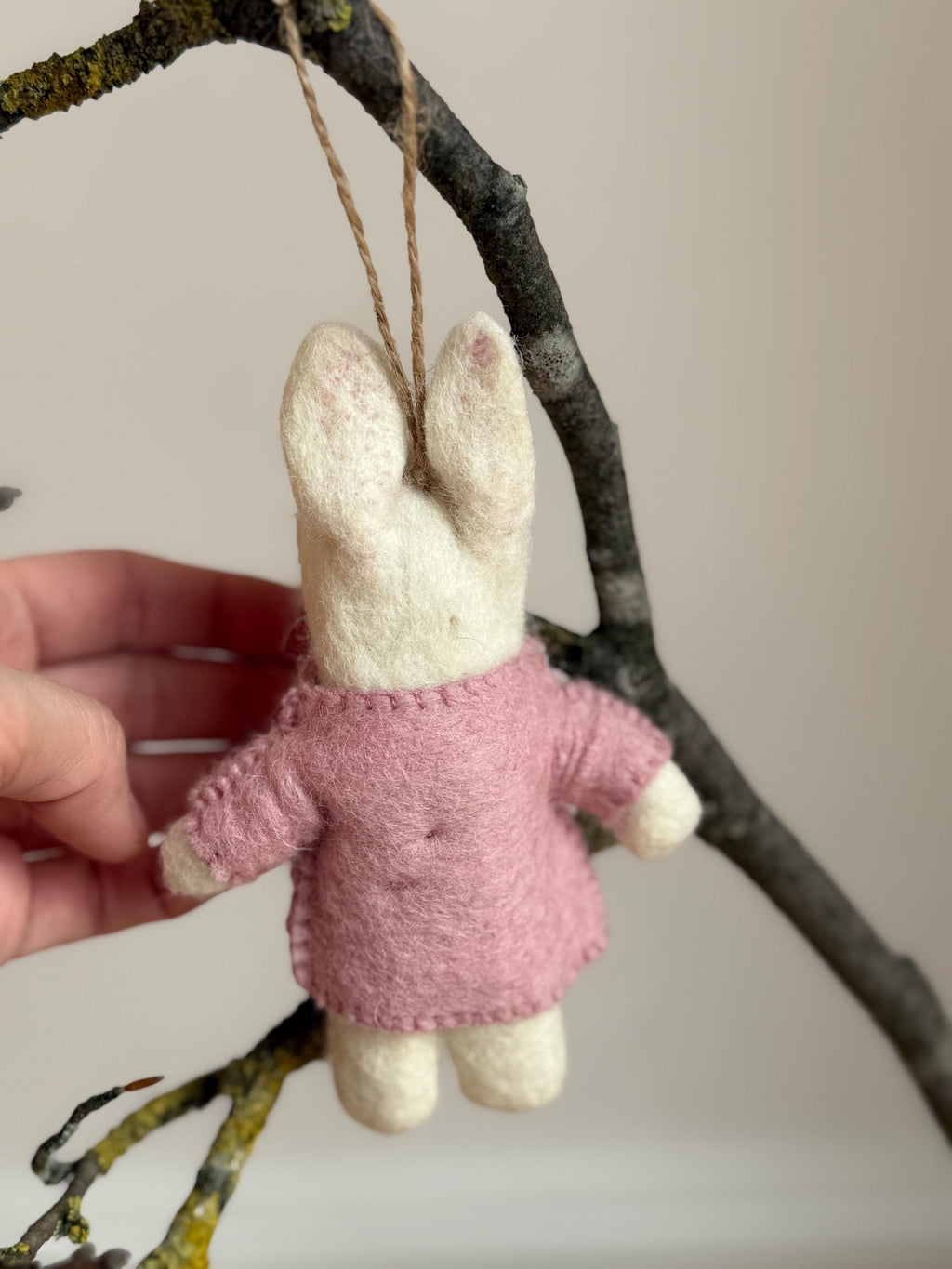 Anhänger Hase mit bestickter Jacke I Osterschmuck I Osterdeko I I Osterstrauß I Filzdeko Ostern I Osterhase I Frühling