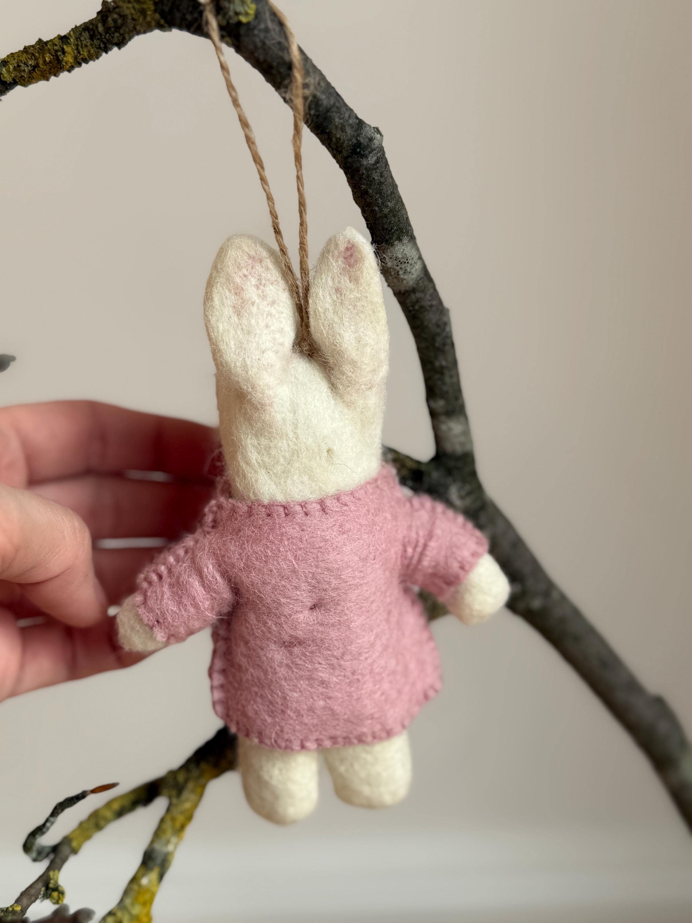 Anhänger Hase mit bestickter Jacke I Osterschmuck I Osterdeko I I Osterstrauß I Filzdeko Ostern I Osterhase I Frühling