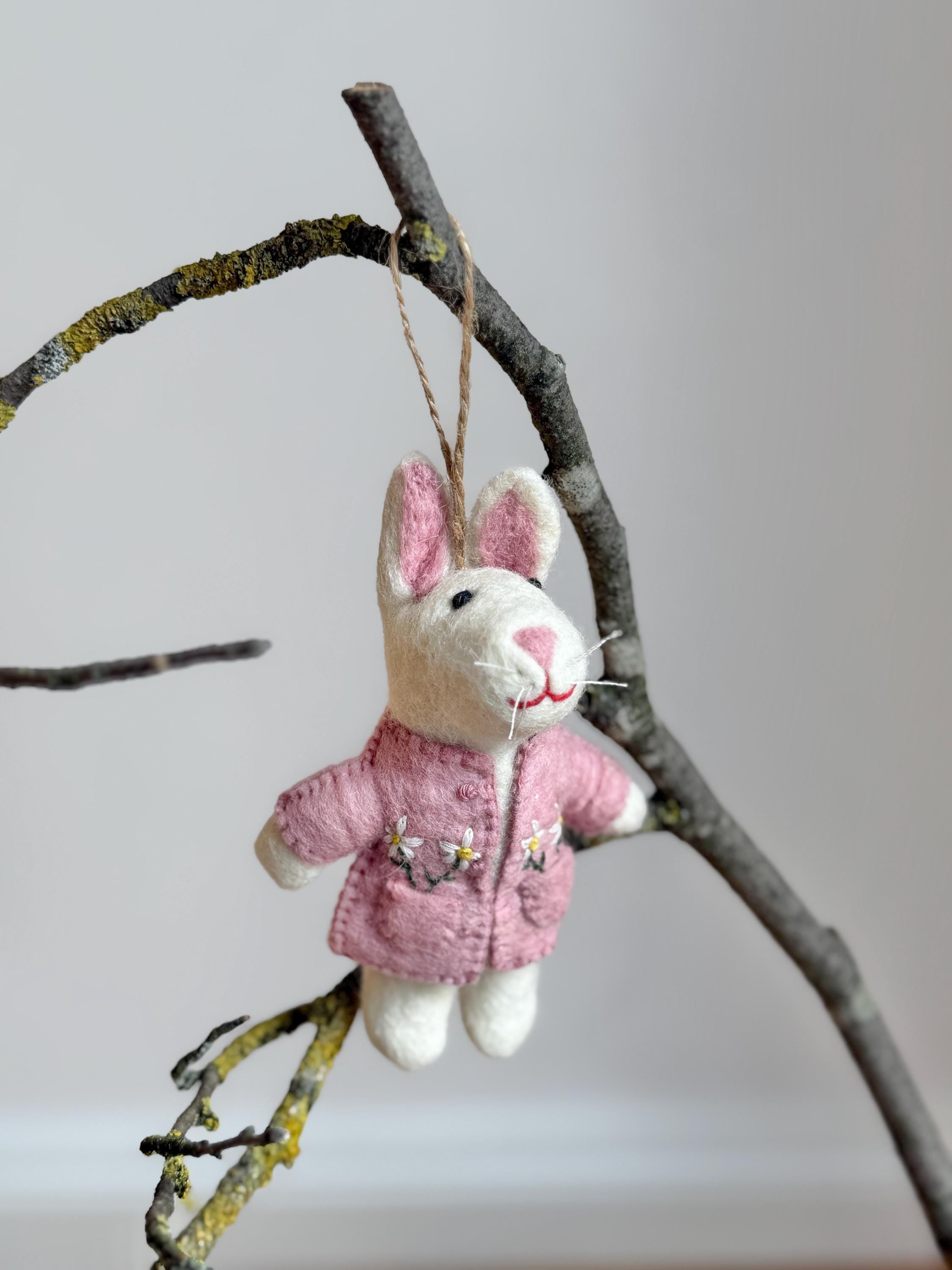 Anhänger Hase mit bestickter Jacke I Osterschmuck I Osterdeko I I Osterstrauß I Filzdeko Ostern I Osterhase I Frühling