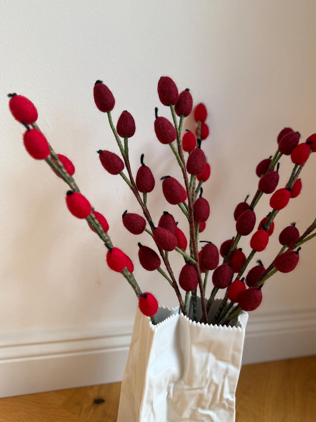 Hagebutten aus Filz I Hagebuttenzweig I Beerenzweig rot I handgefilzter Zweig I Dekoration I Blumenstrauß I
