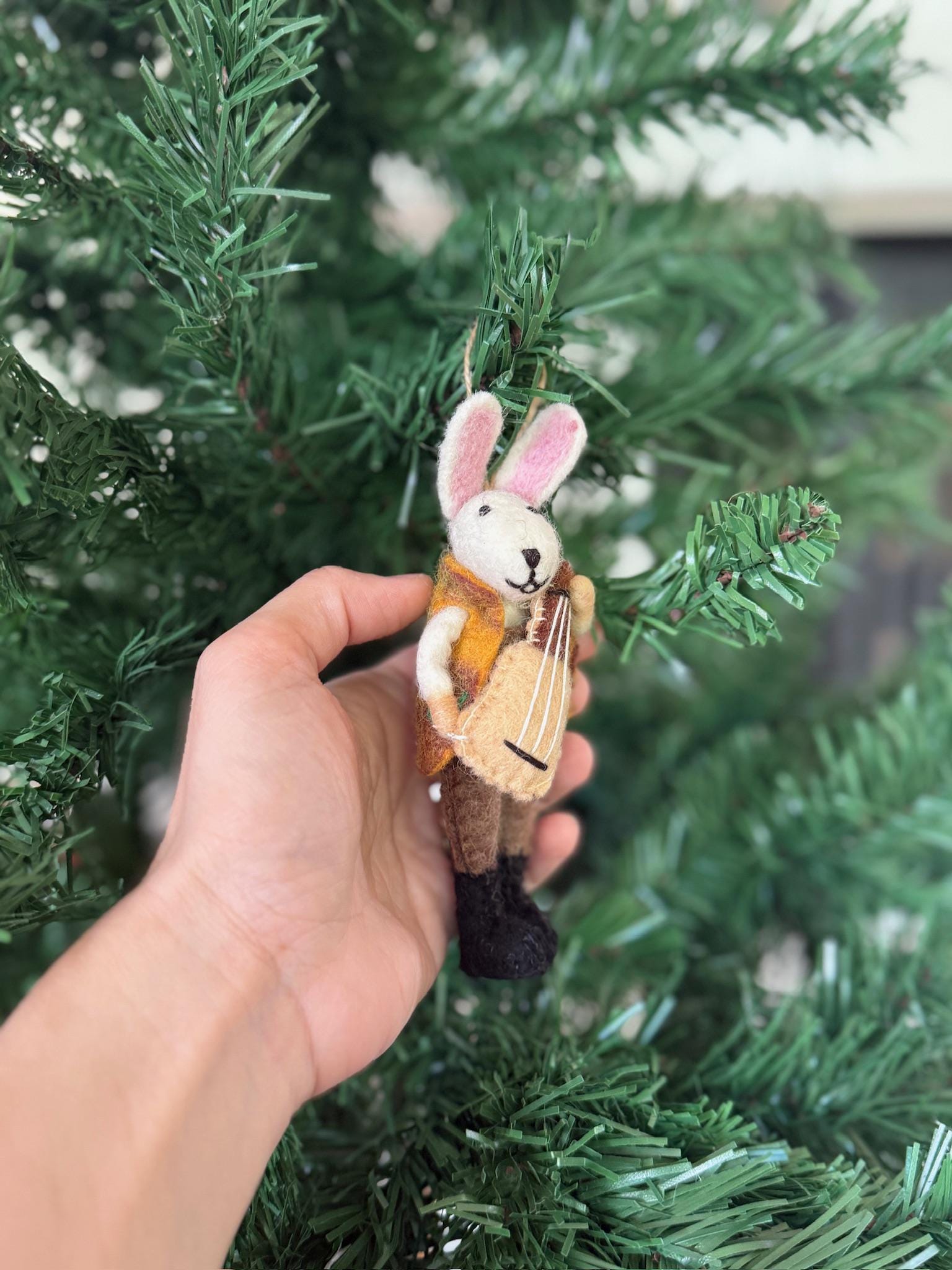 Hase mit Gitarre – Handgemachter Ganzjahresanhänger aus Nepal I Osterschmuck I Osterdeko I Weihnachtsdeko I Christbaumschmuck
