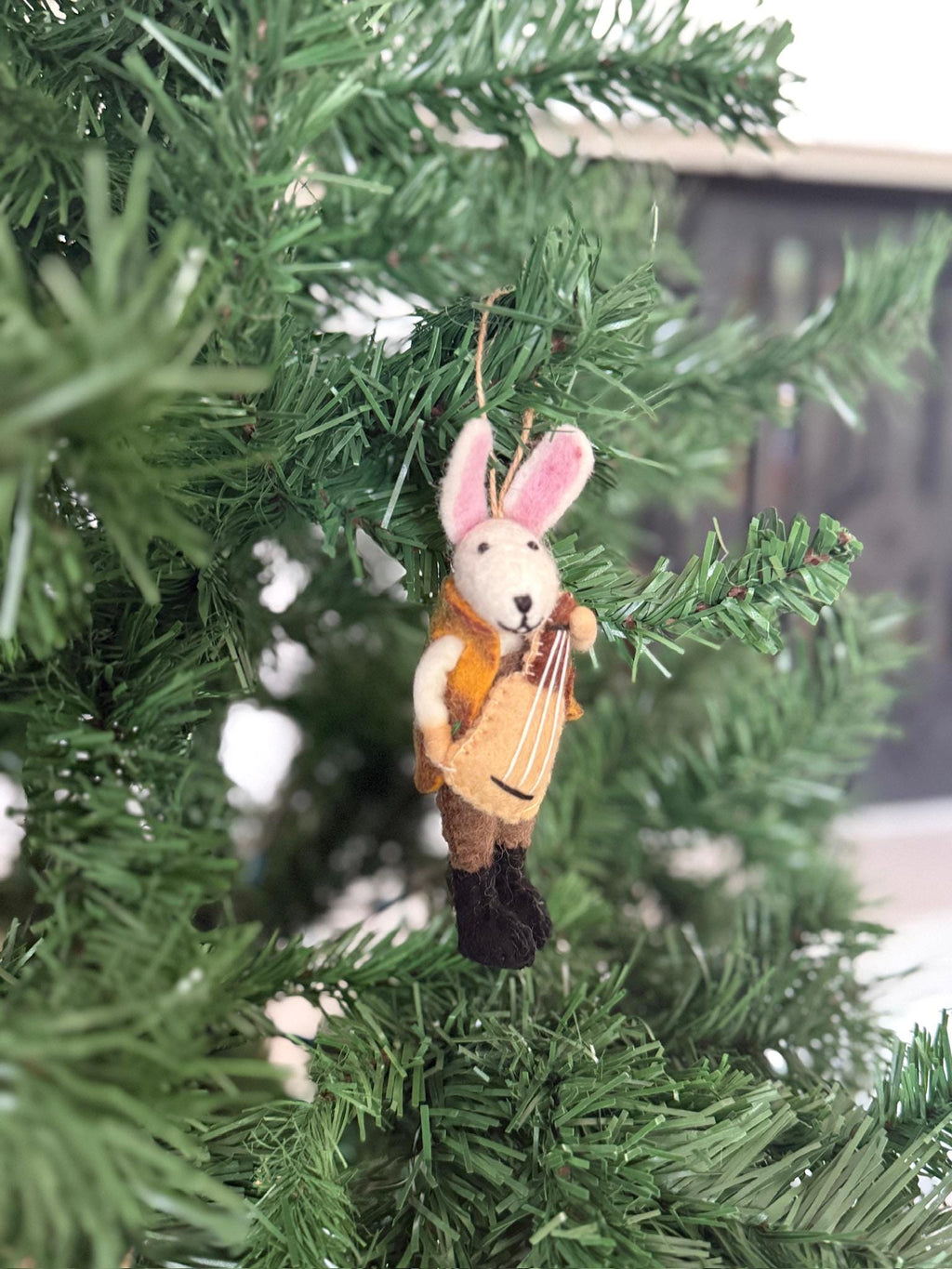 Hase mit Gitarre – Handgemachter Ganzjahresanhänger aus Nepal I Osterschmuck I Osterdeko I Weihnachtsdeko I Christbaumschmuck