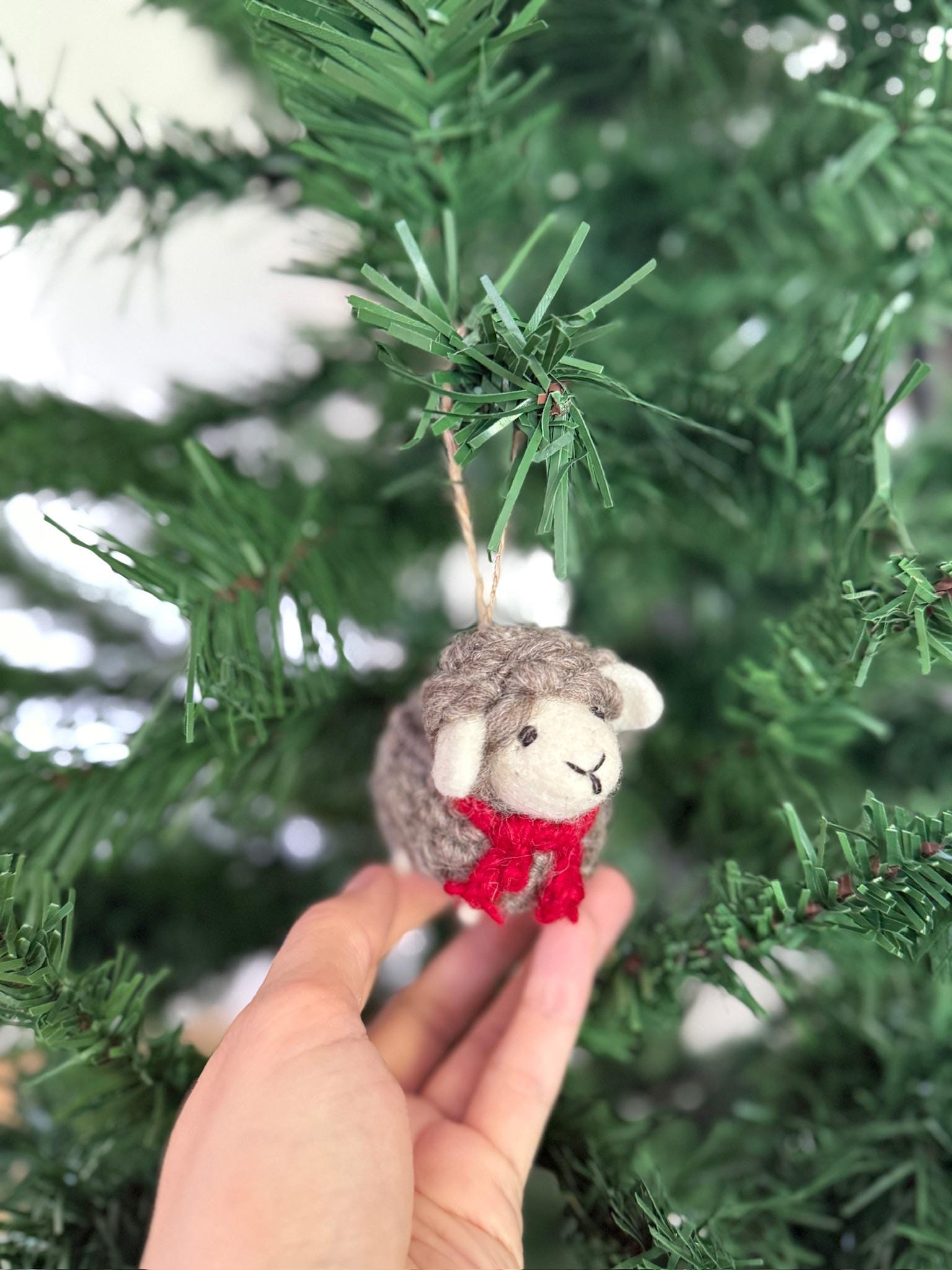 Weihnachtsanhänger Schaf grau mit Schal I Christbaumschmuck Weihnachtsdeko I Winter Weihnachtsbaum I Weihnachtsschaf