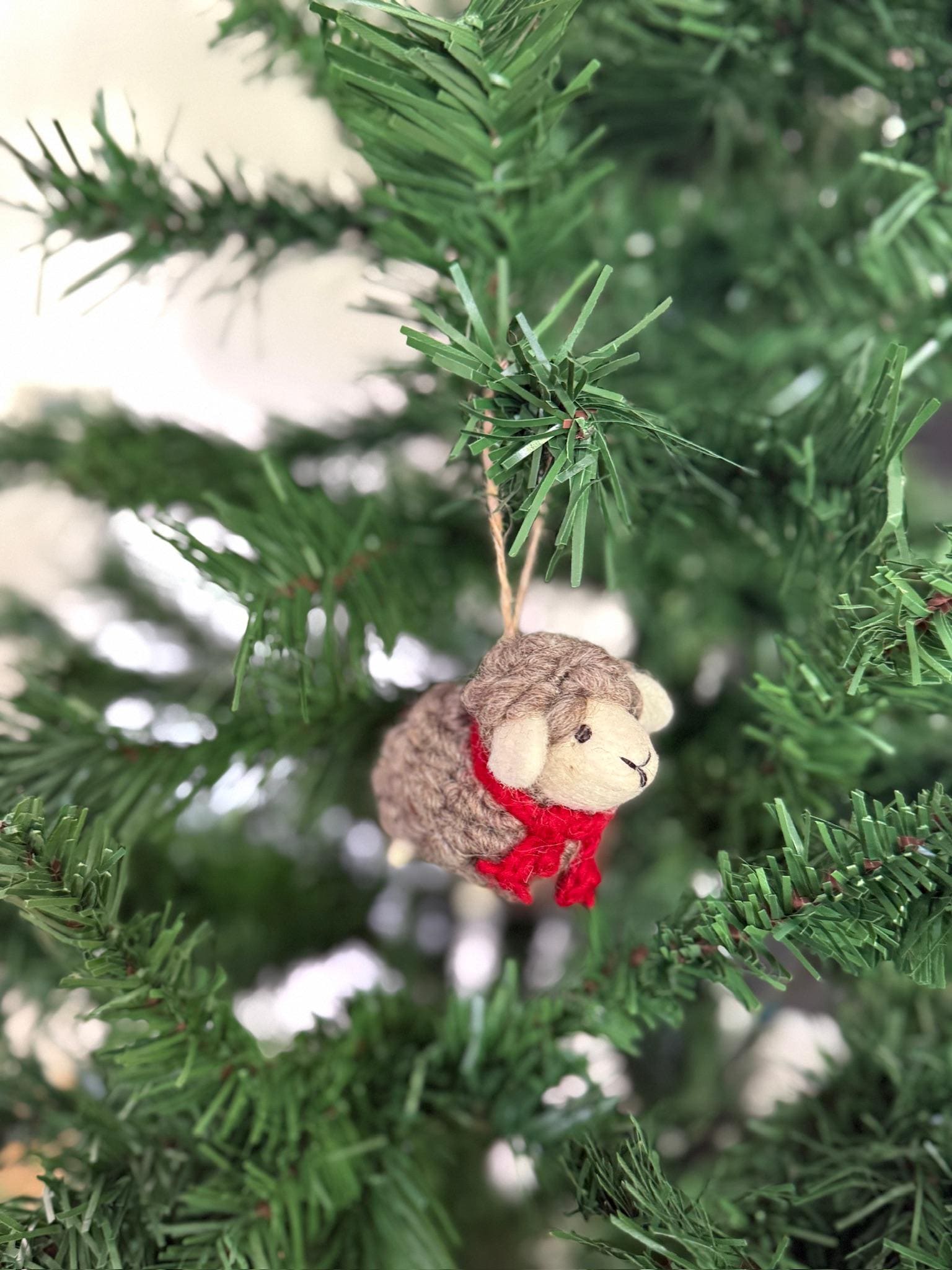 Weihnachtsanhänger Schaf grau mit Schal I Christbaumschmuck Weihnachtsdeko I Winter Weihnachtsbaum I Weihnachtsschaf