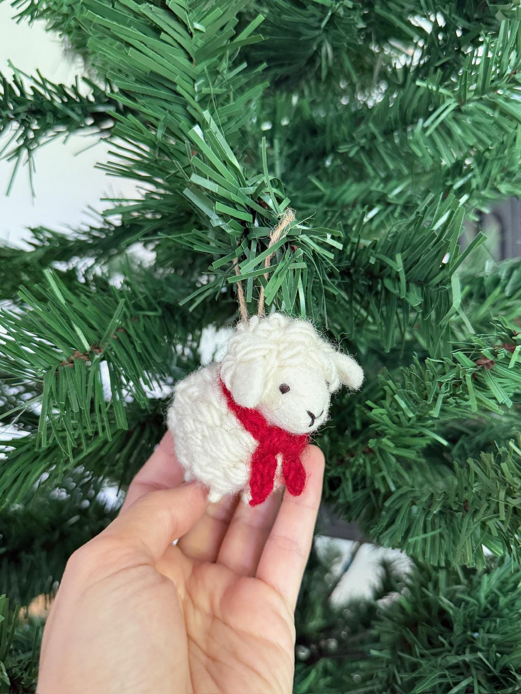 Weihnachtsanhänger Schaf weiß mit Schal I Christbaumschmuck Weihnachtsdeko I Winter Weihnachtsbaum I Weihnachtsschaf