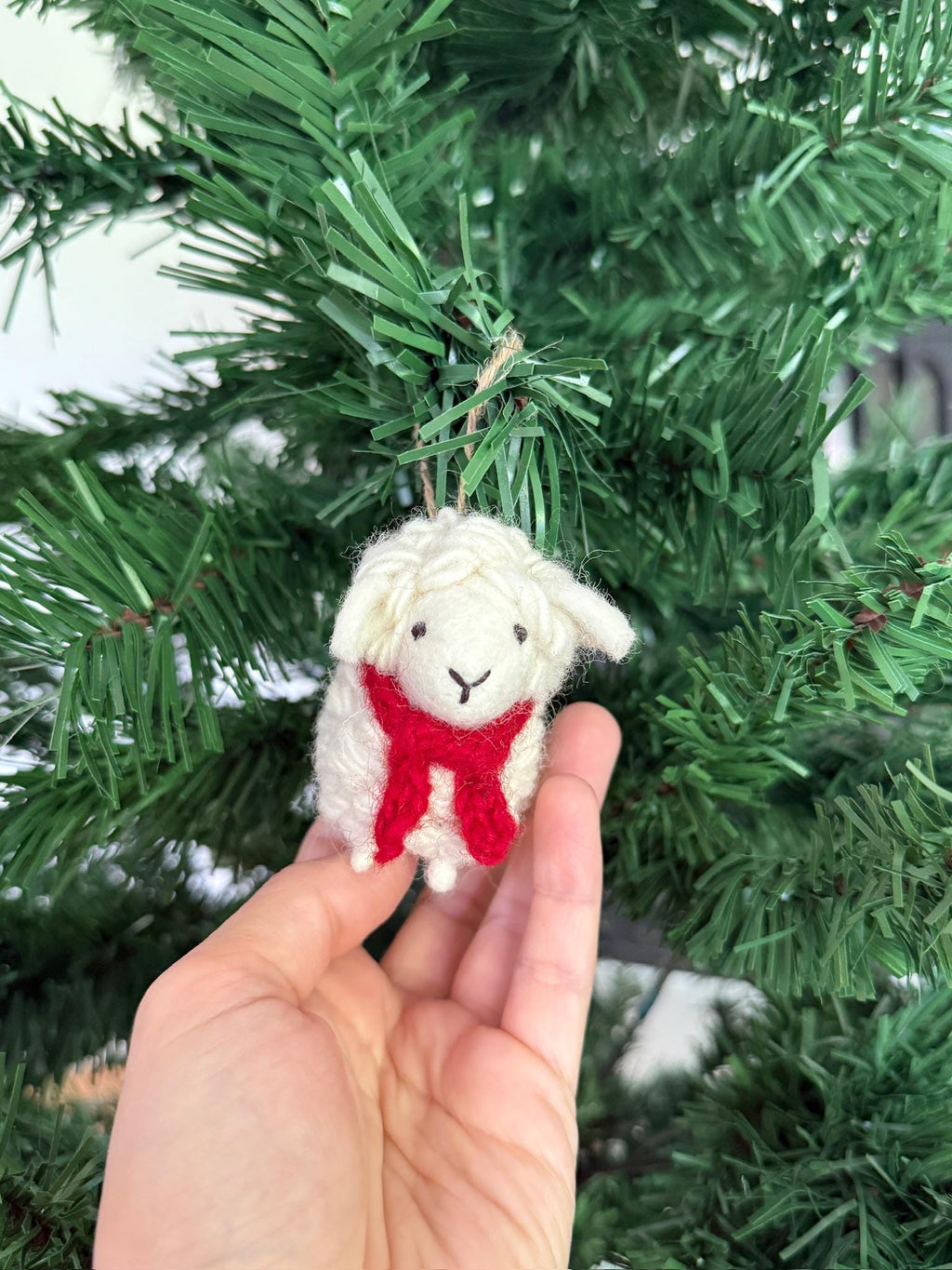Weihnachtsanhänger Schaf weiß mit Schal I Christbaumschmuck Weihnachtsdeko I Winter Weihnachtsbaum I Weihnachtsschaf