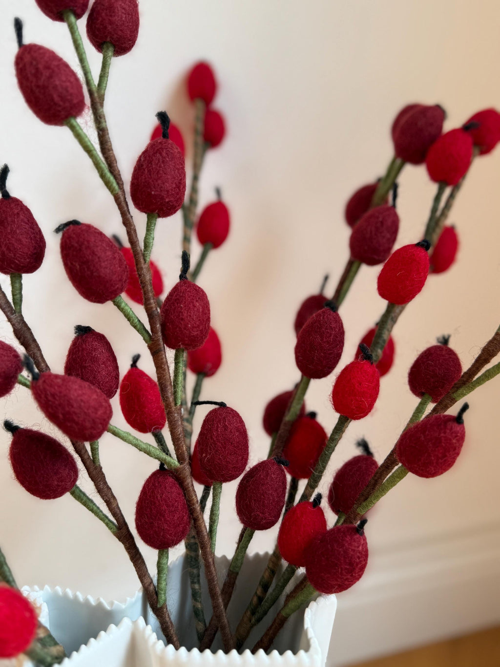 Hagebutten aus Filz I Hagebuttenzweig I Beerenzweig rot I handgefilzter Zweig I Dekoration I Blumenstrauß I